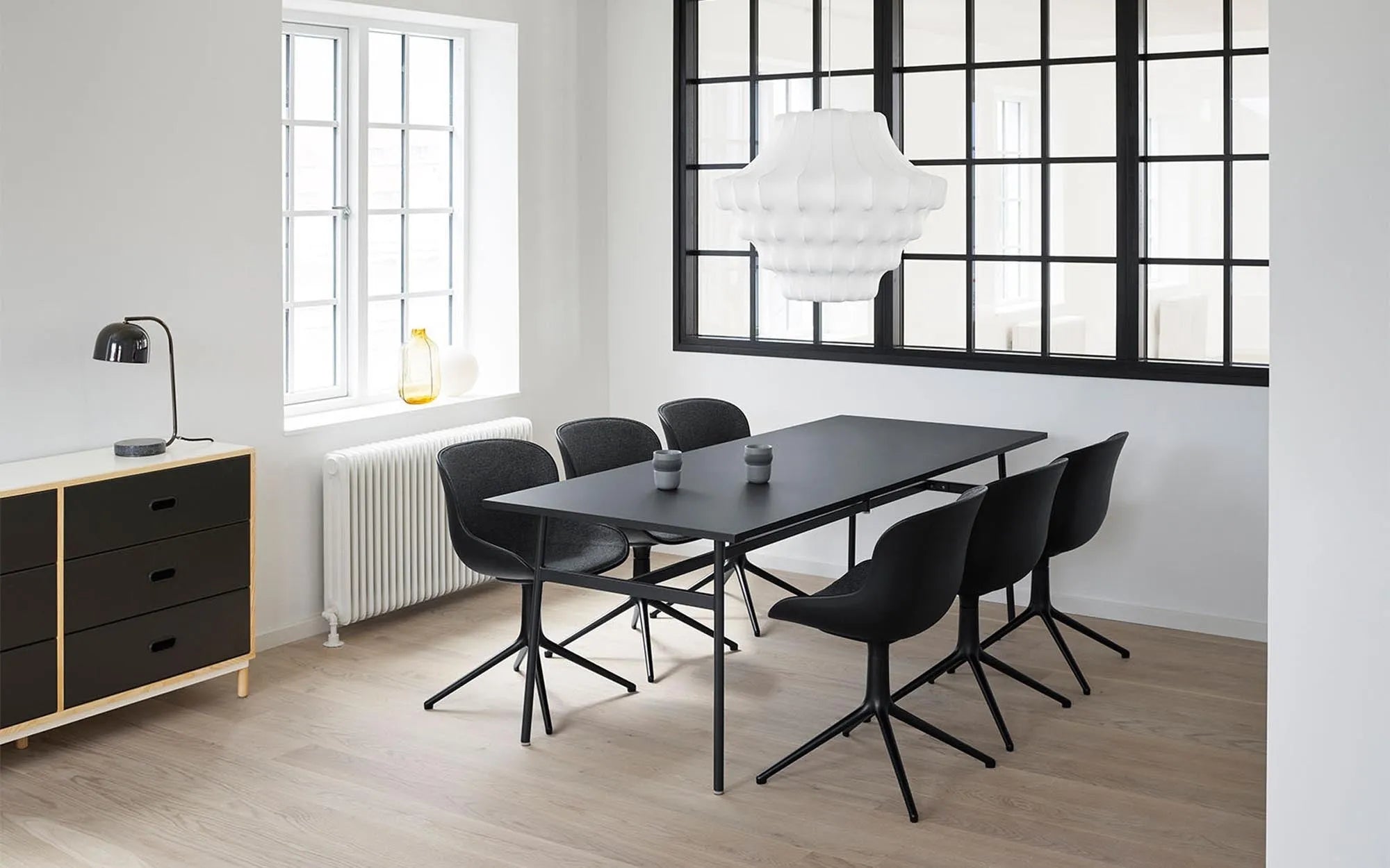 Schwarzer Hyg Drehsessel mit Frontpolster von Normann Copenhagen.