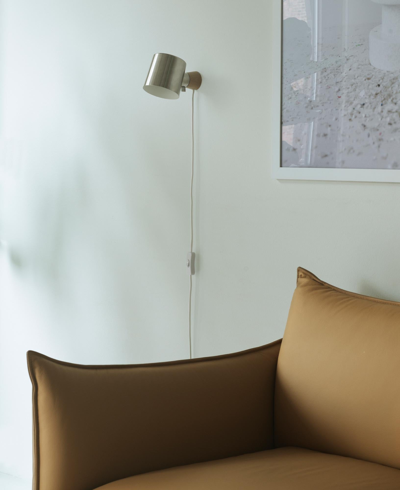 Entdecken Sie die Rise Wandleuchte EU Edelstahl von Normann Copenhagen – eine stilvolle Kombination aus minimalistischem Design und praktischer Funktionalität für Ihr Zuhause.
