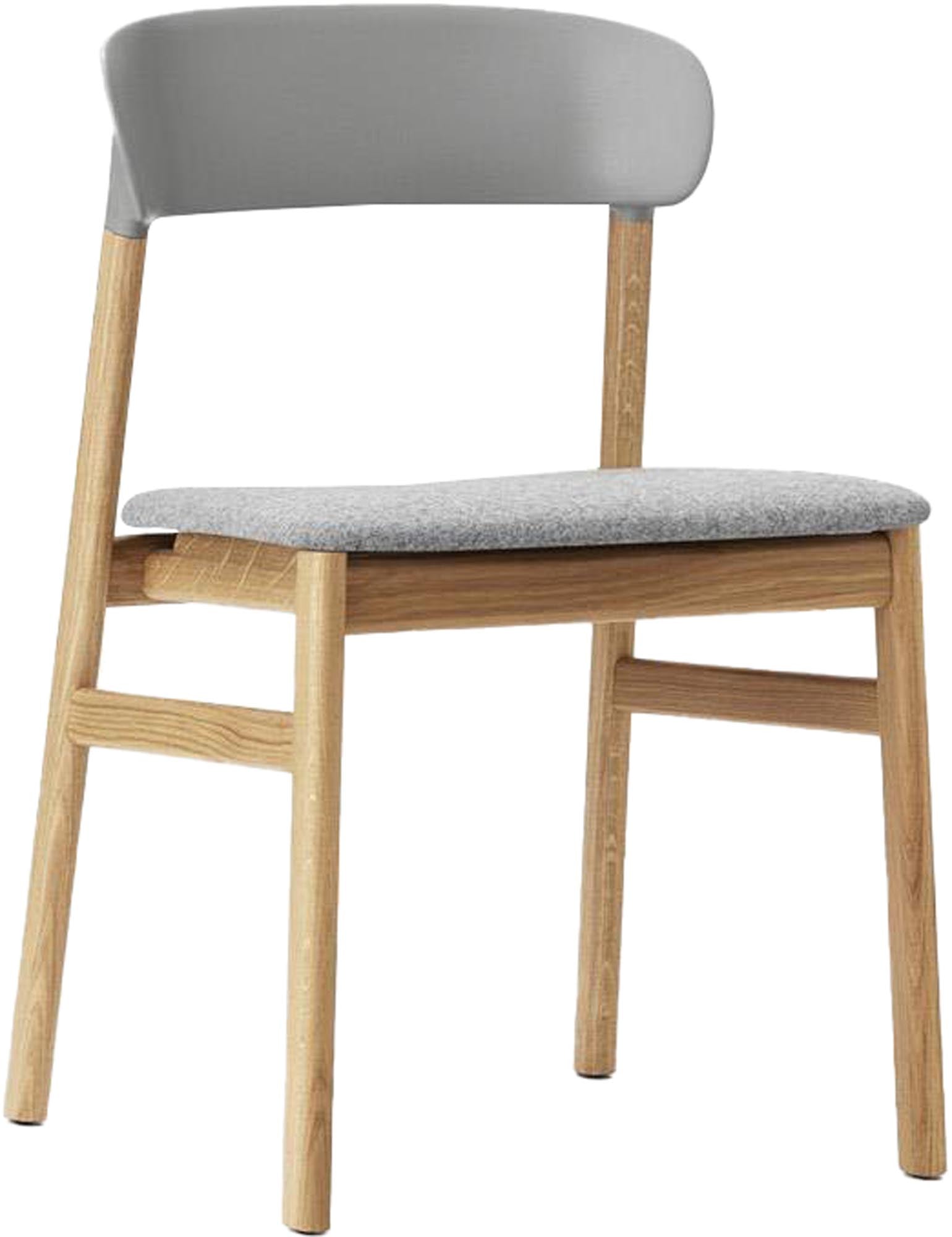 Der Herit Stuhl von Normann Copenhagen vereint dänische Tradition mit modernem Design, ideal für jedes Interieur.