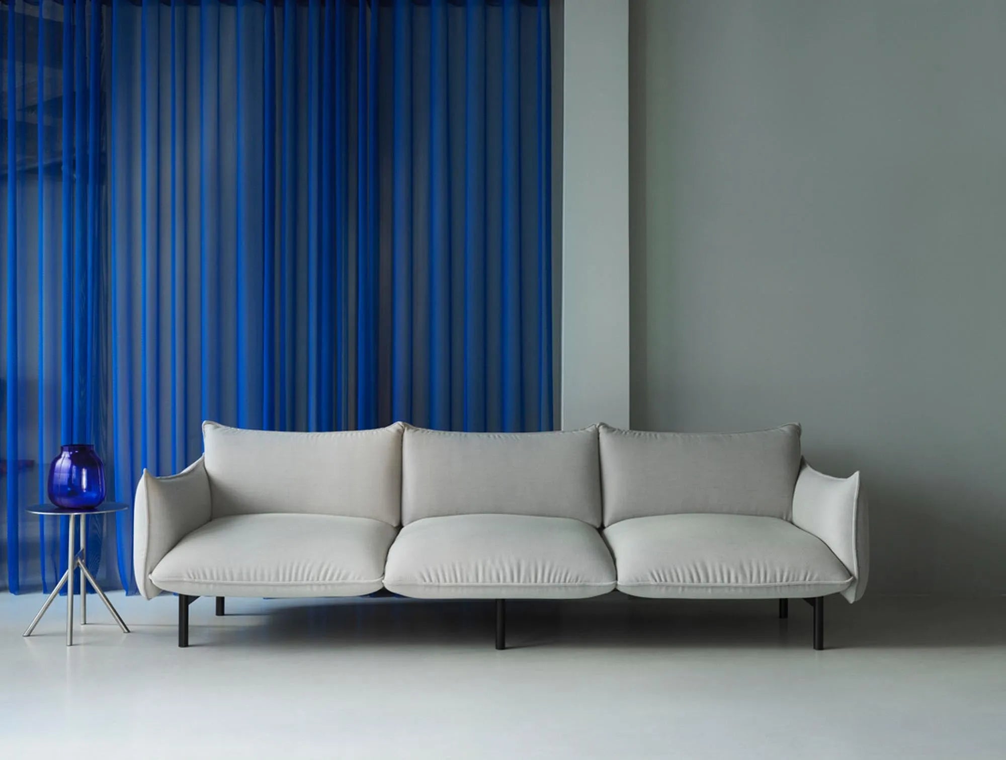 Modernes Ark 3er Sofa von Normann Copenhagen für urbanes Wohnen.
