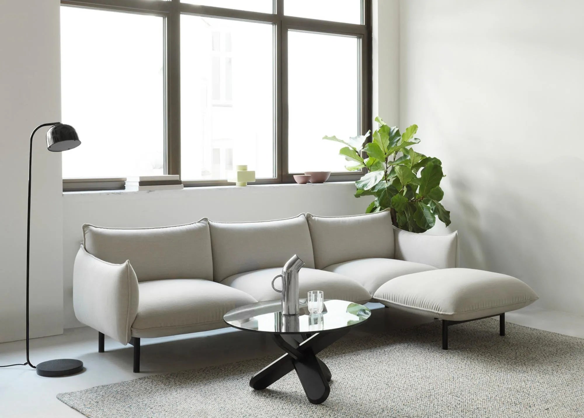 Ark Modular Sofa 700 Pouf: Sanfte Bögen, pralle Kissen, minimalistisch, elegant, einladend, luftiger Sockel, Normann Copenhagen.