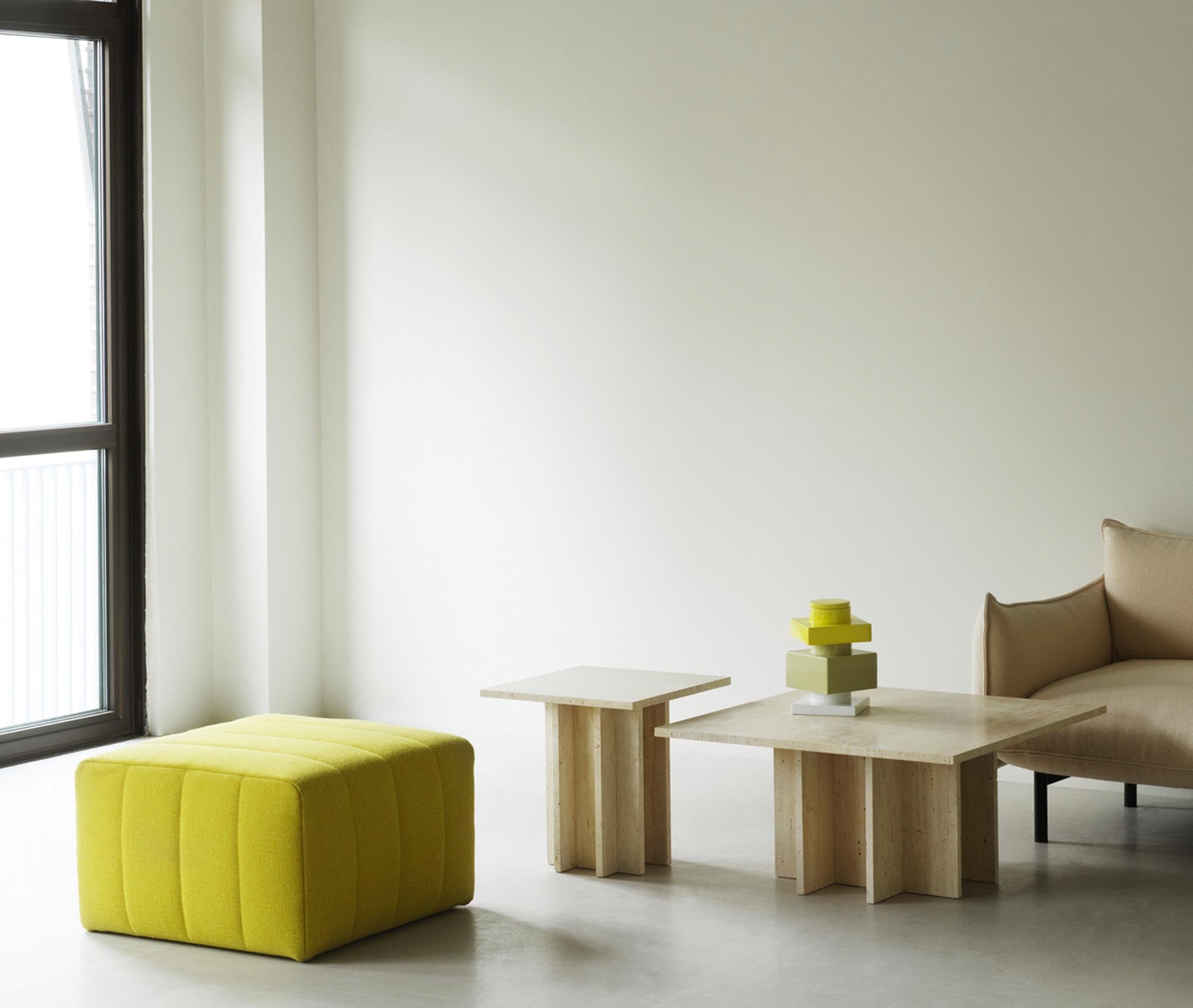 Der Scene Pouf von Normann Copenhagen: Rechteckig, gesteppt, komfortabel. Vielseitig anpassbar für jedes Interieur.
