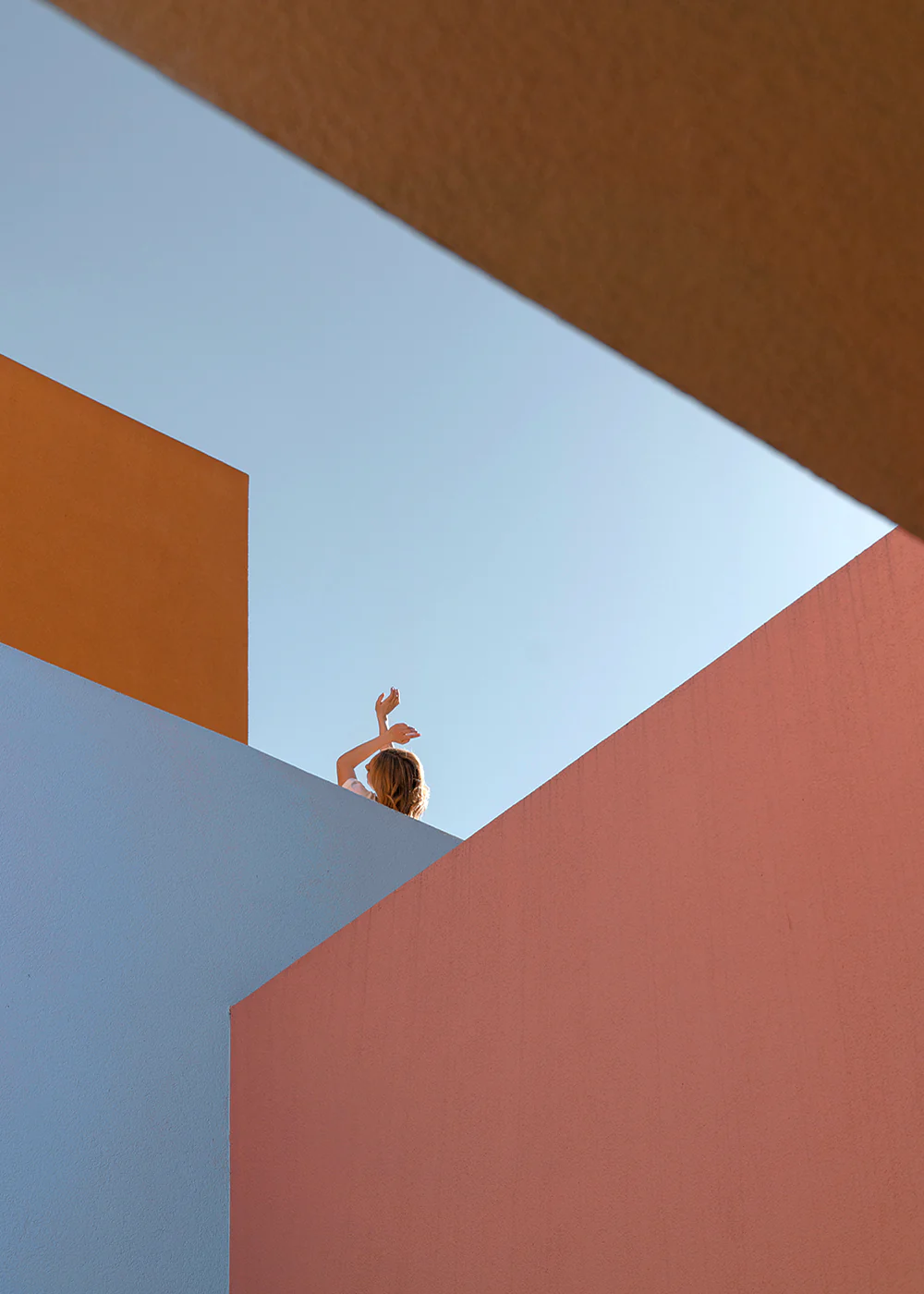 Angular Afternoon  in Rot  / Blau präsentiert im Onlineshop von KAQTU Design AG. Bild ist von Paper Collective
