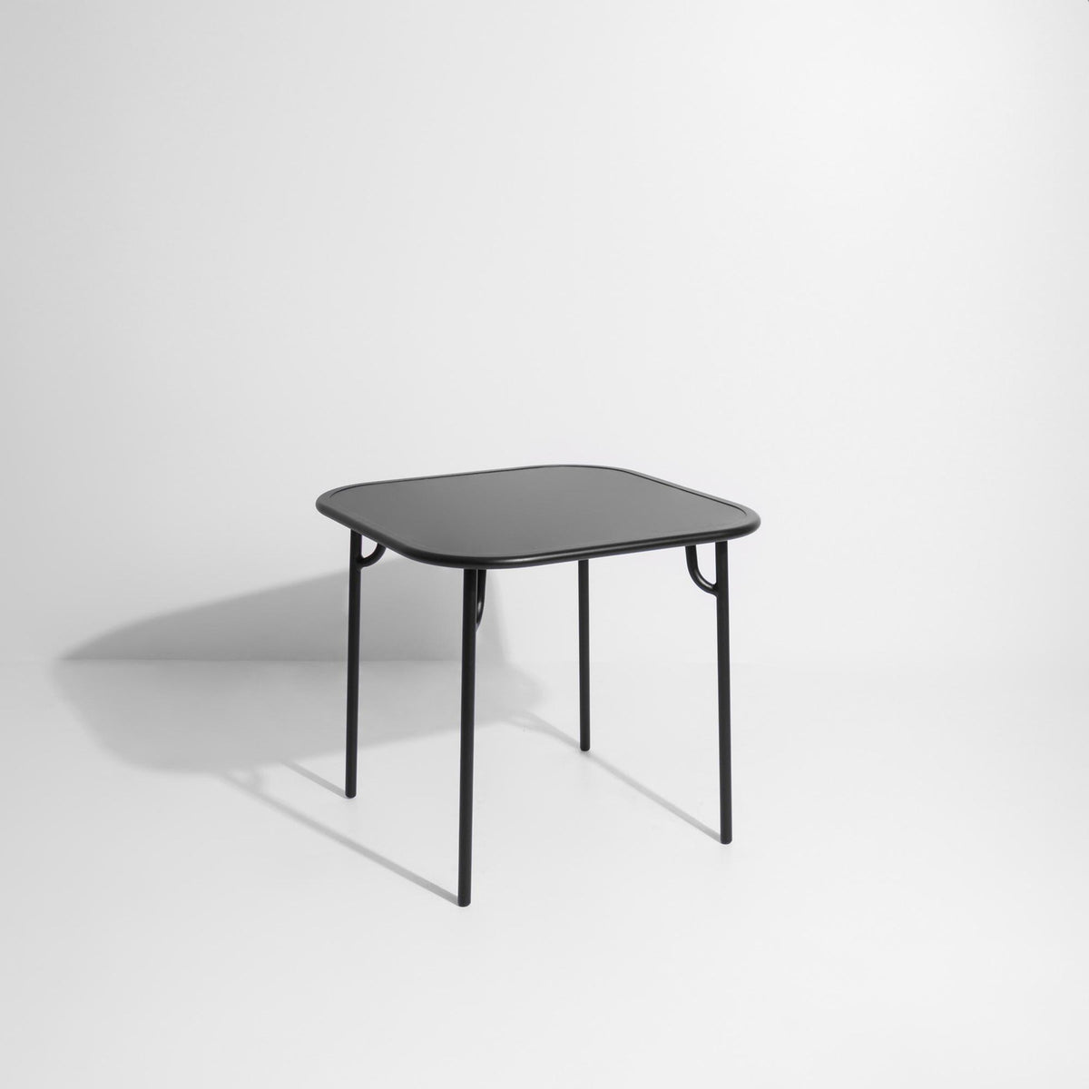 Week-End Coffee Table small in Black präsentiert im Onlineshop von KAQTU Design AG. Loungetisch ist von Petite Friture