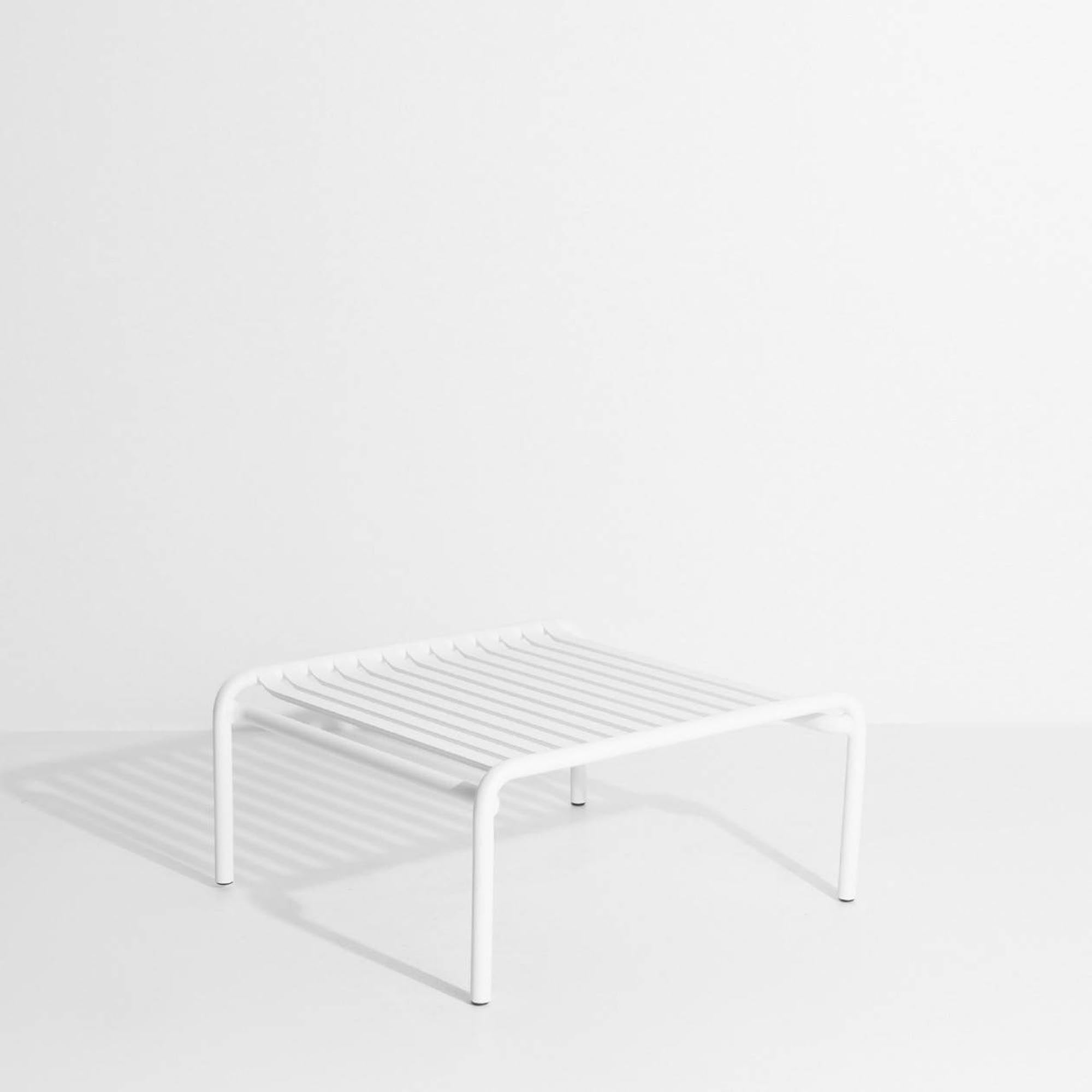 Stilvoller, wetterfester Beistelltisch aus Aluminium, ideal für Terrasse und Garten. In 9 Farben erhältlich, UV-beständig.