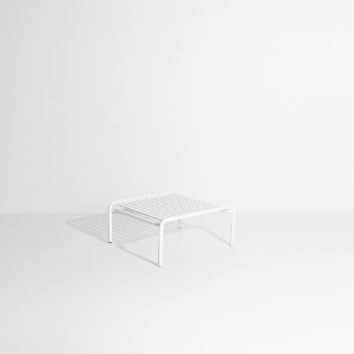 Week-End Coffee Table small in White präsentiert im Onlineshop von KAQTU Design AG. Loungetisch ist von Petite Friture