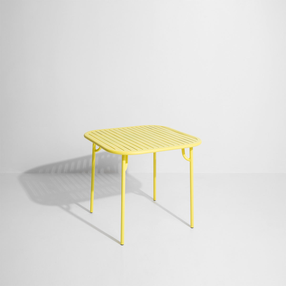 Week-End Coffee Table small in Yellow präsentiert im Onlineshop von KAQTU Design AG. Loungetisch ist von Petite Friture