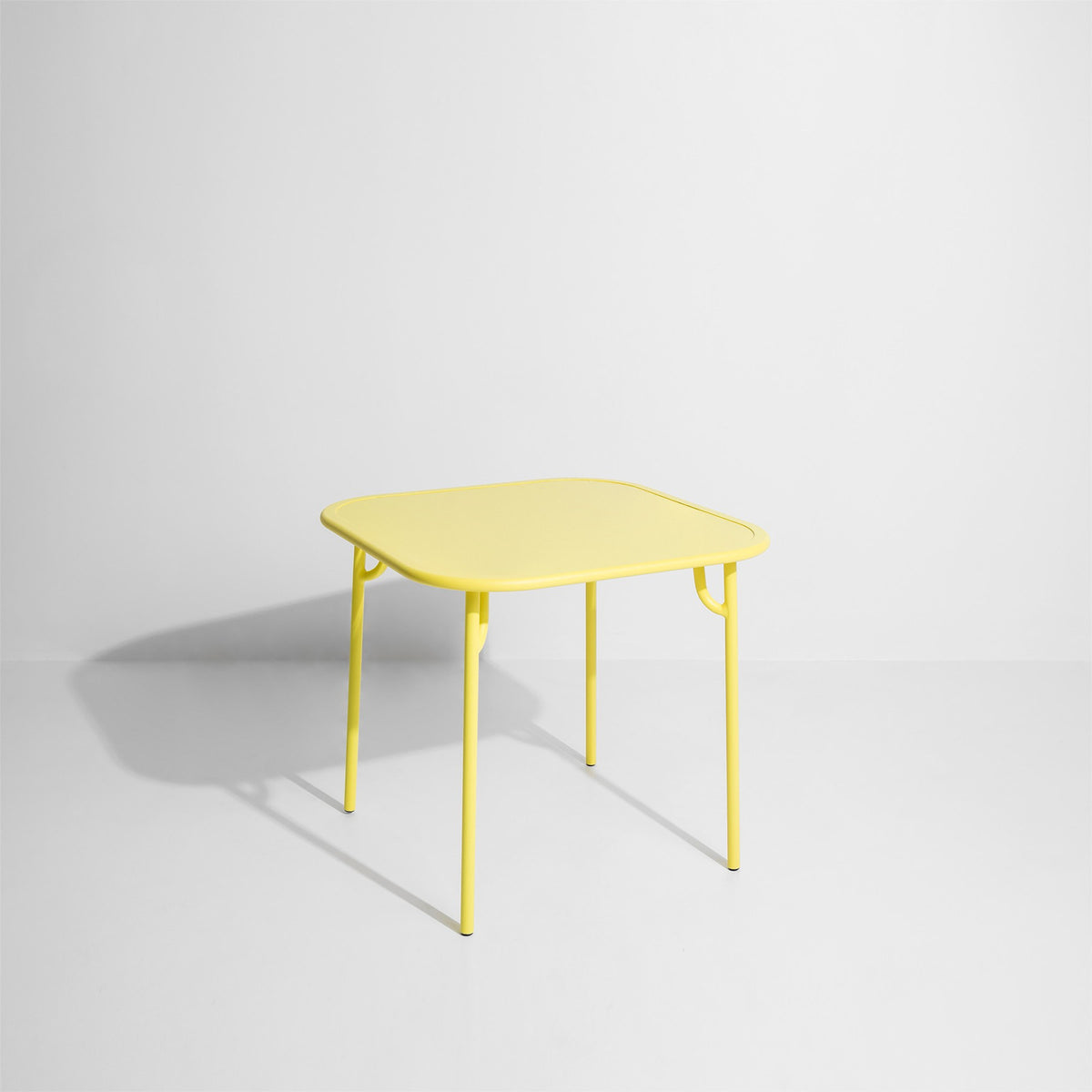 Week-End Coffee Table small in Yellow präsentiert im Onlineshop von KAQTU Design AG. Loungetisch ist von Petite Friture