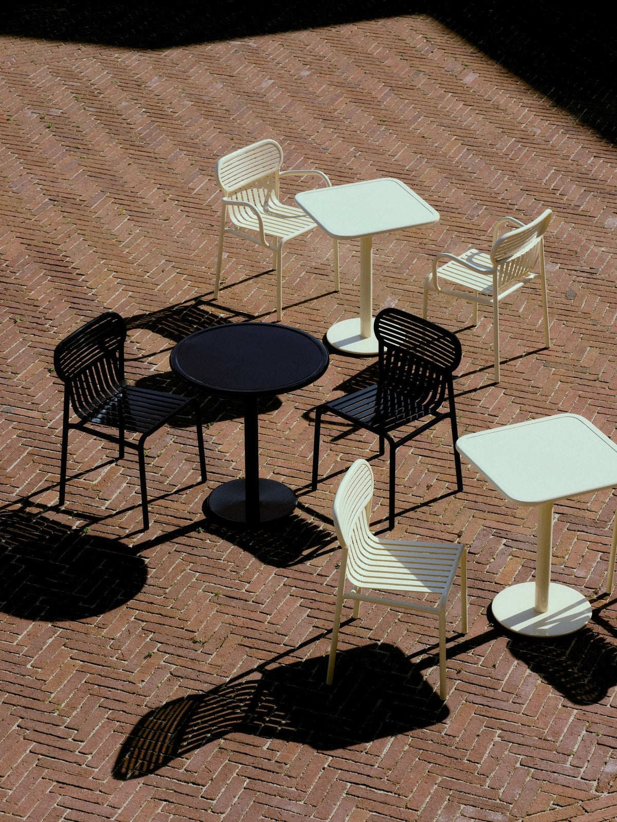 Week-End Coffee Table small in Terracotta präsentiert im Onlineshop von KAQTU Design AG. Loungetisch ist von Petite Friture