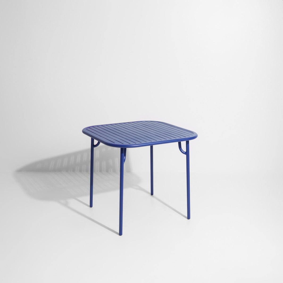 Week-End Coffee Table small in Blue präsentiert im Onlineshop von KAQTU Design AG. Loungetisch ist von Petite Friture