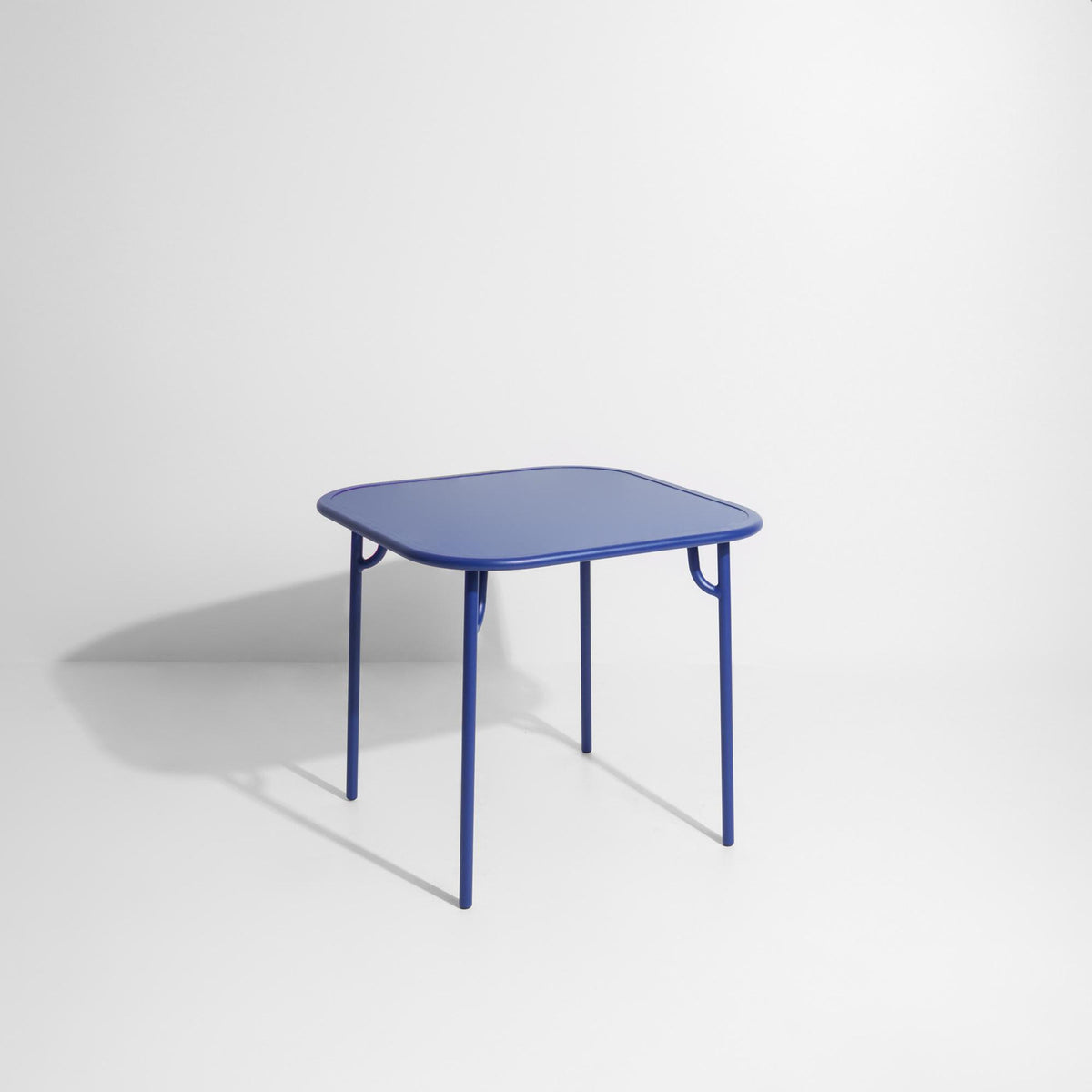 Week-End Coffee Table small in Blue präsentiert im Onlineshop von KAQTU Design AG. Loungetisch ist von Petite Friture
