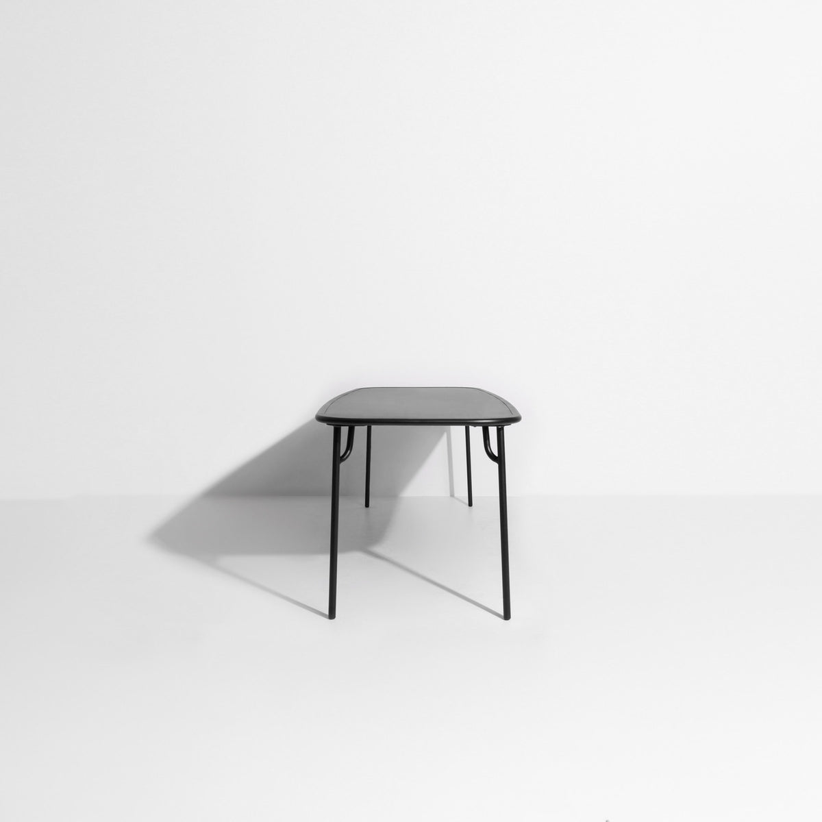 Week-End Tisch Large in Black präsentiert im Onlineshop von KAQTU Design AG. Gartentisch ist von Petite Friture