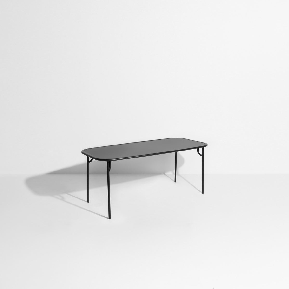 Week-End Tisch Medium in Black präsentiert im Onlineshop von KAQTU Design AG. Gartentisch ist von Petite Friture