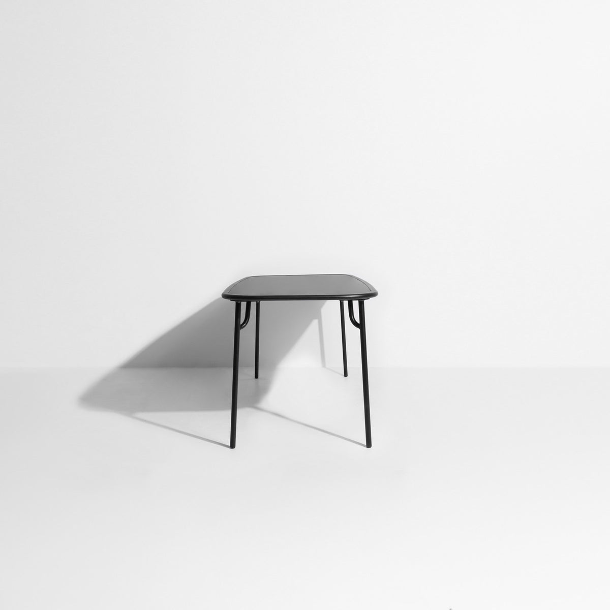 Week-End Tisch Medium in Black präsentiert im Onlineshop von KAQTU Design AG. Gartentisch ist von Petite Friture