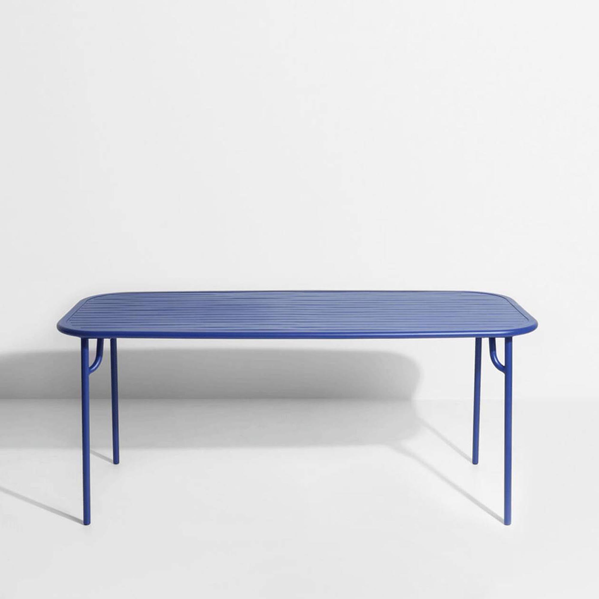 Der Week-End Tisch Medium von Petite Friture vereint modernes Design und Funktionalität – perfekt für gesellige Momente im Freien.