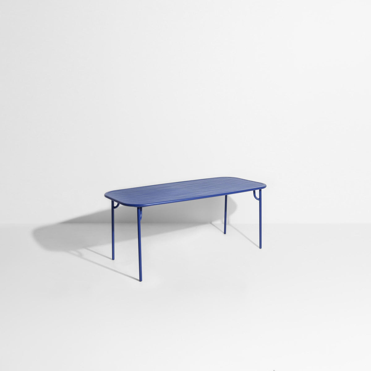 Week-End Tisch Medium in Blue präsentiert im Onlineshop von KAQTU Design AG. Gartentisch ist von Petite Friture