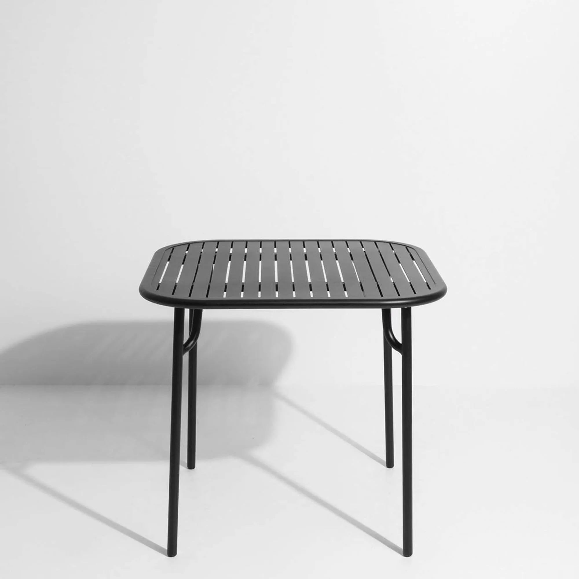 Kompakter Week-End Tisch Small: Modernes Design für den Außenbereich.