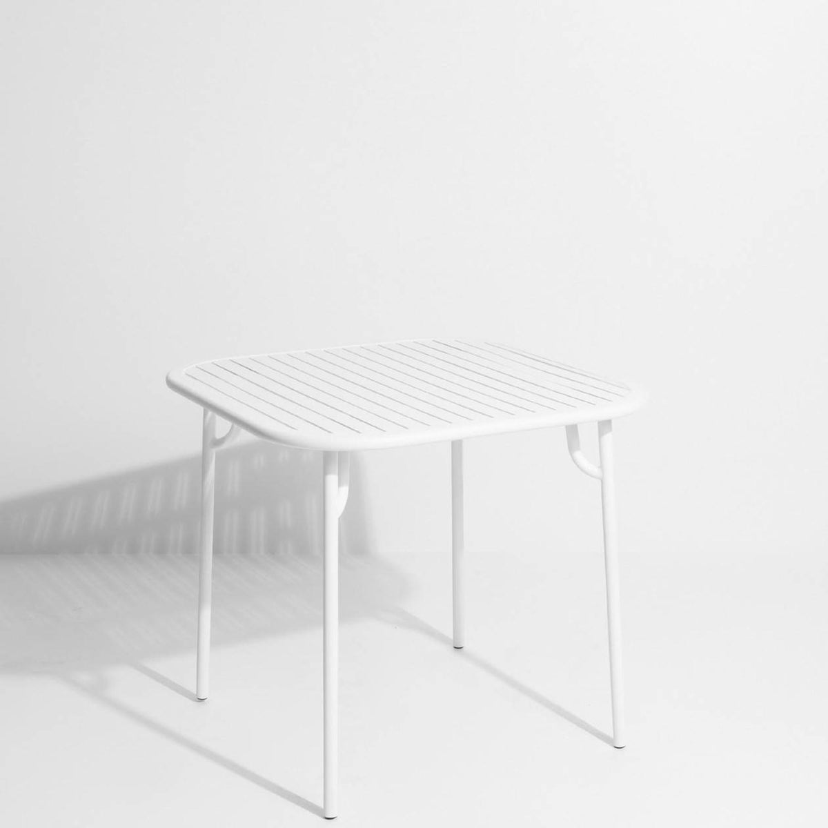 Week-End Tisch Small in White präsentiert im Onlineshop von KAQTU Design AG. Gartentisch ist von Petite Friture