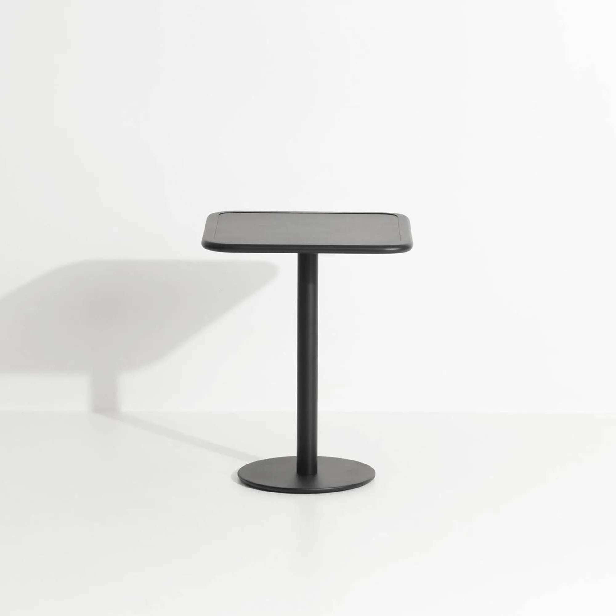 Eleganter Week-End Tisch von Petite Friture für stilvolle Gärten.