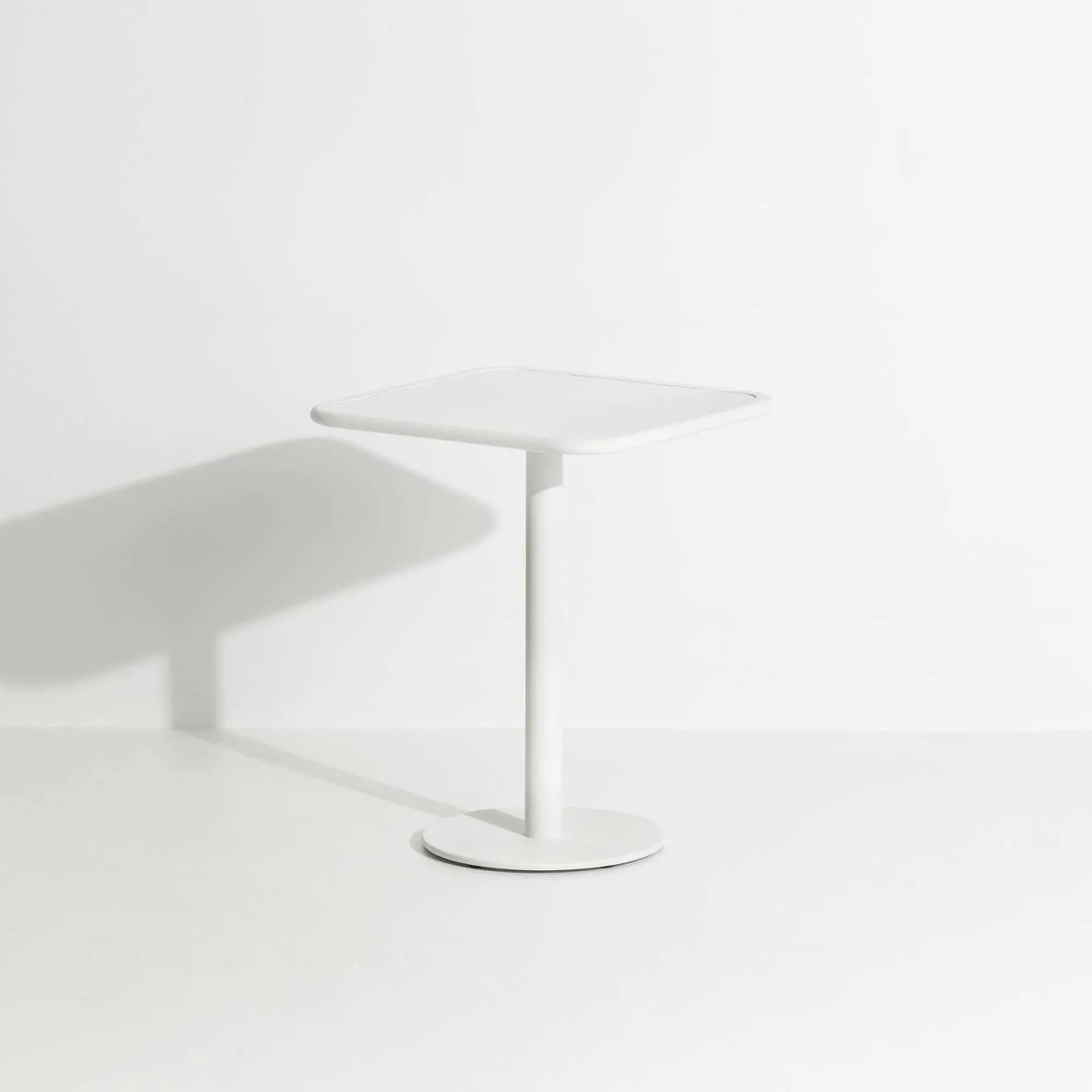 Stilvoller Week-End Tisch von Petite Friture für moderne Terrassen.