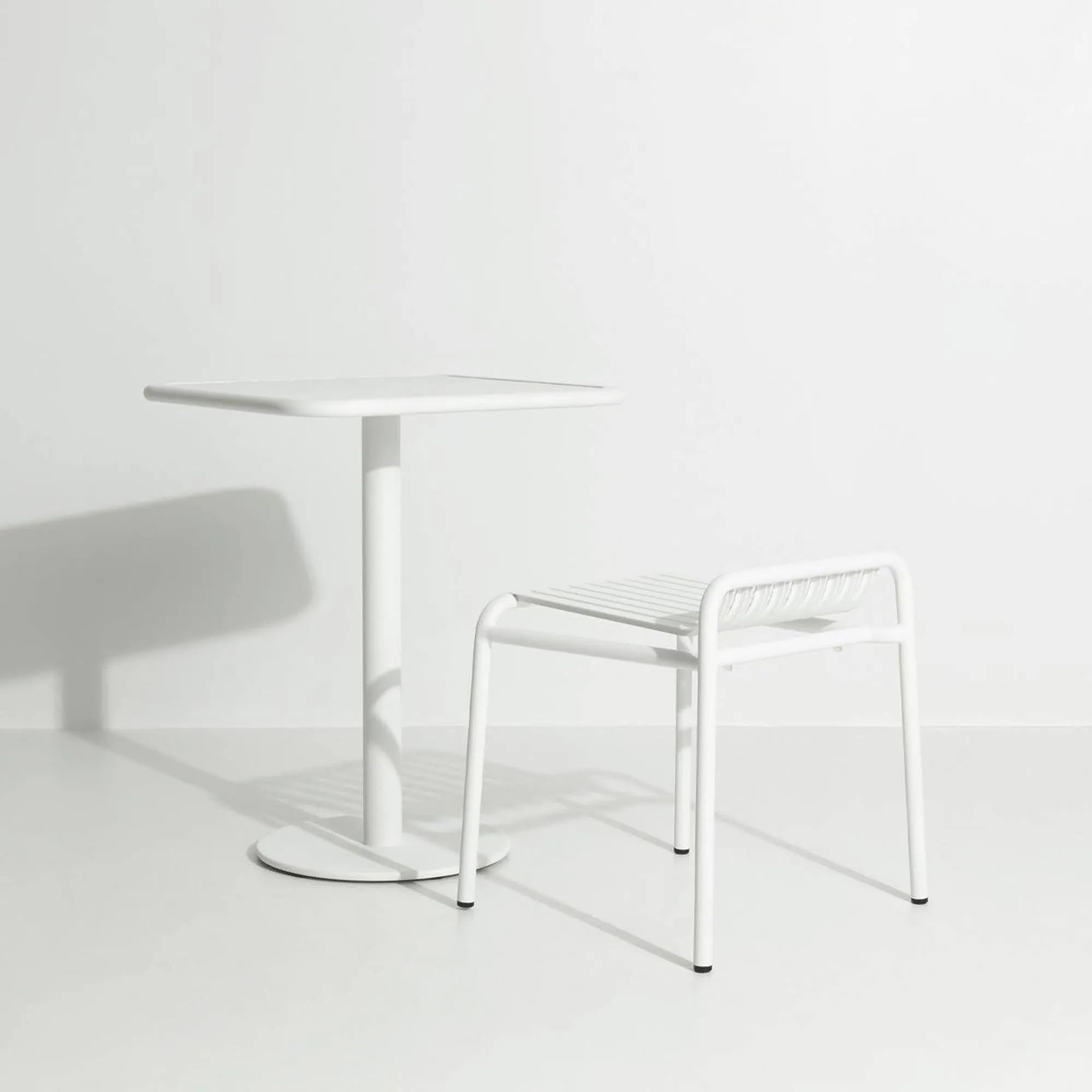 Eleganter Week-End Tisch von Petite Friture für stilvolle Gärten.