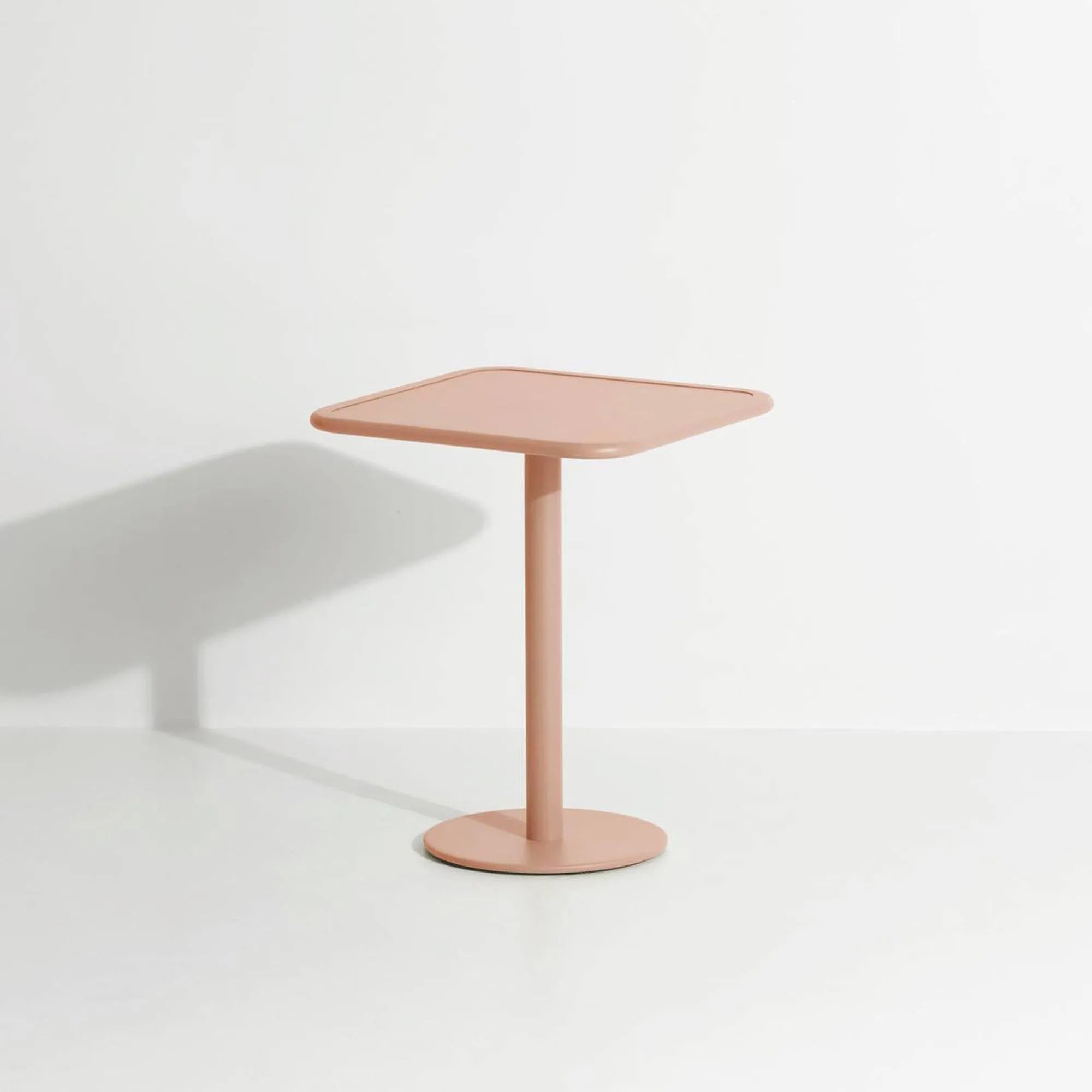 Eleganter Week-End Tisch von Petite Friture für stilvolle Gärten.