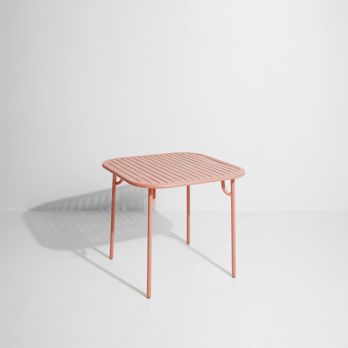 Week-End Dining Table in Blush präsentiert im Onlineshop von KAQTU Design AG. Gartentisch ist von Petite Friture