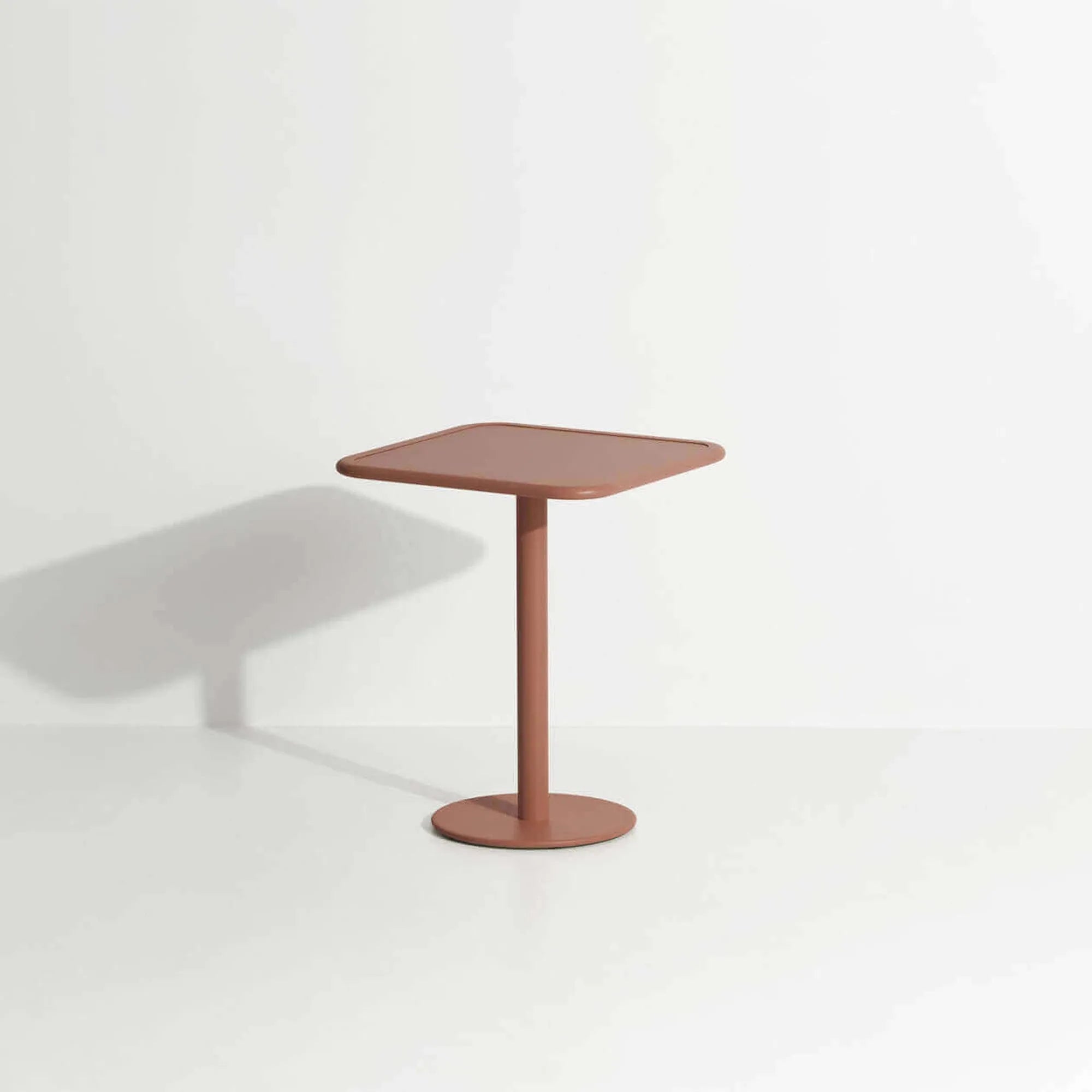 Eleganter Week-End Tisch von Petite Friture für stilvolle Gärten.