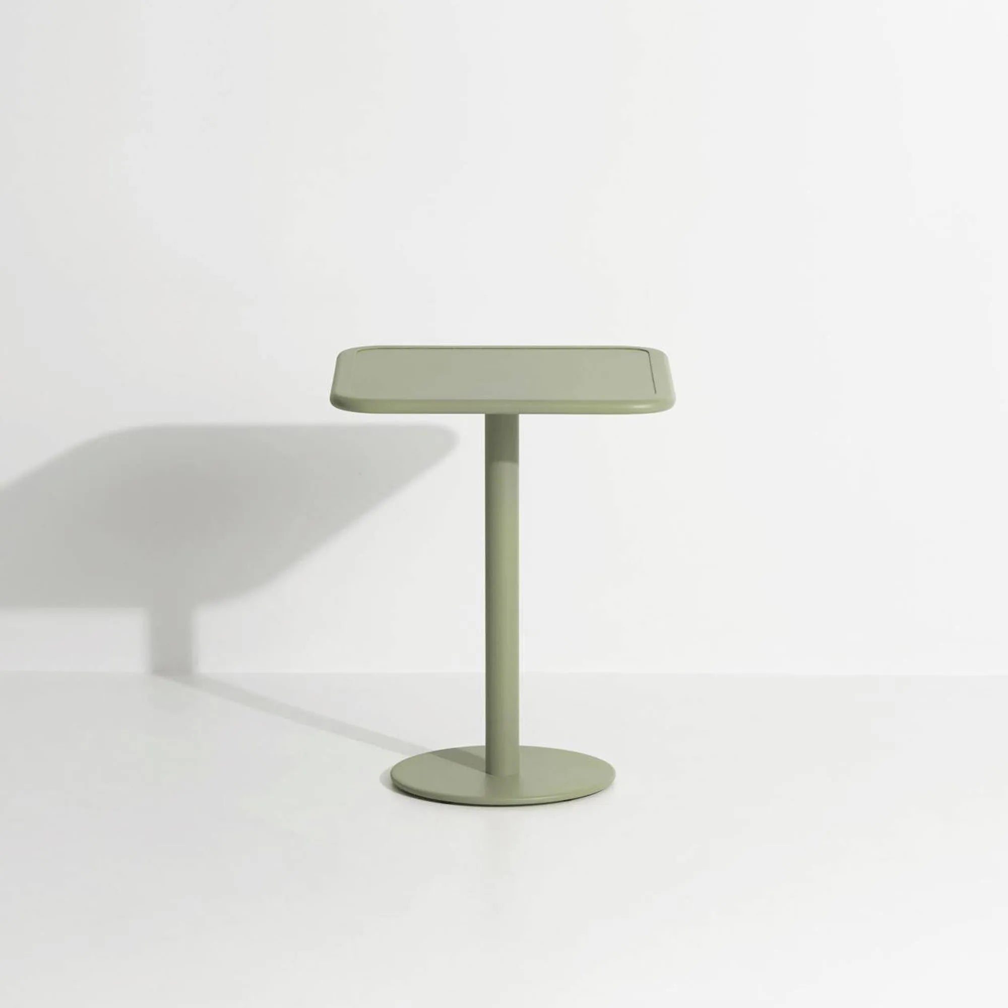 Eleganter Week-End Tisch von Petite Friture für stilvolle Gärten.