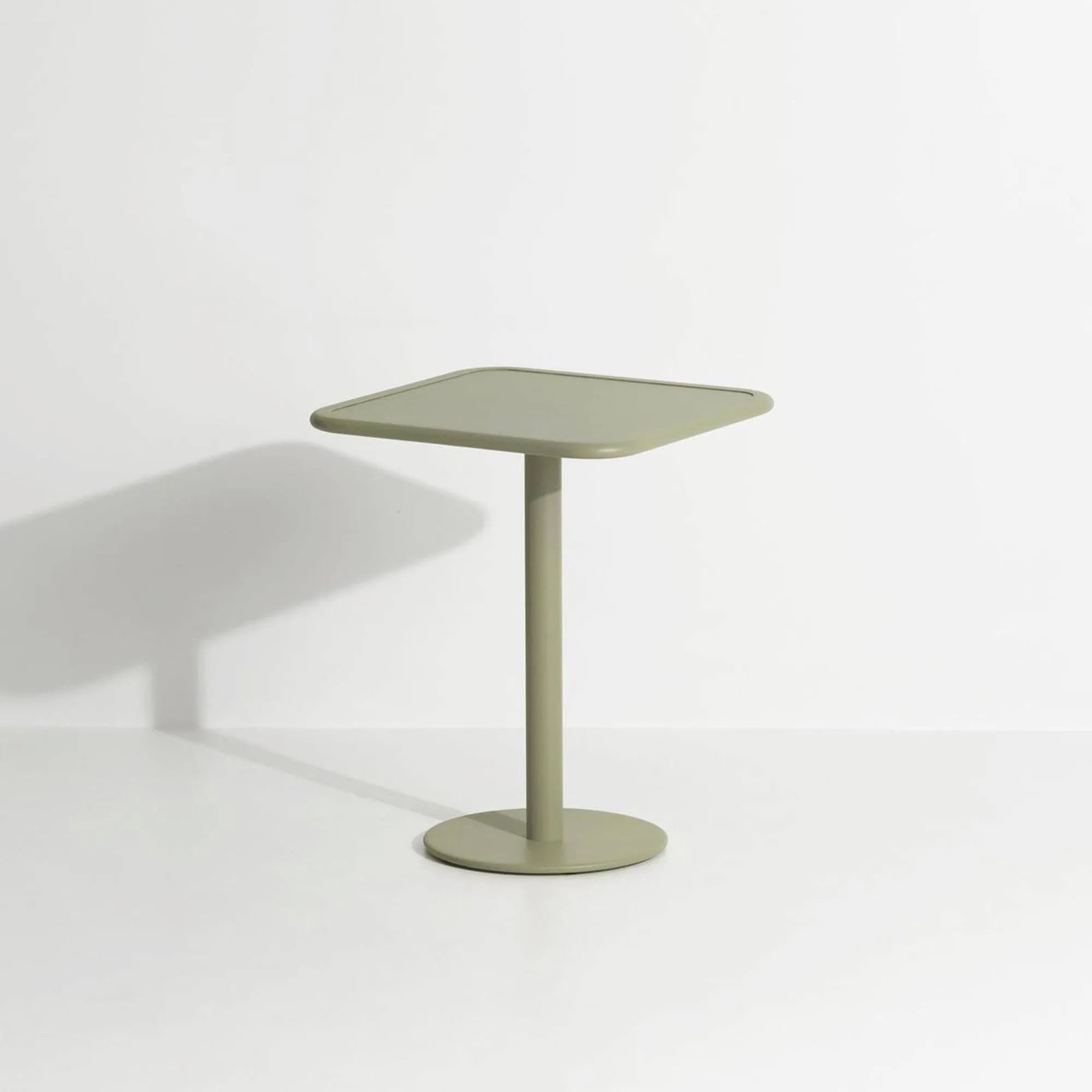 Stilvoller Week-End Tisch von Petite Friture für moderne Terrassen.