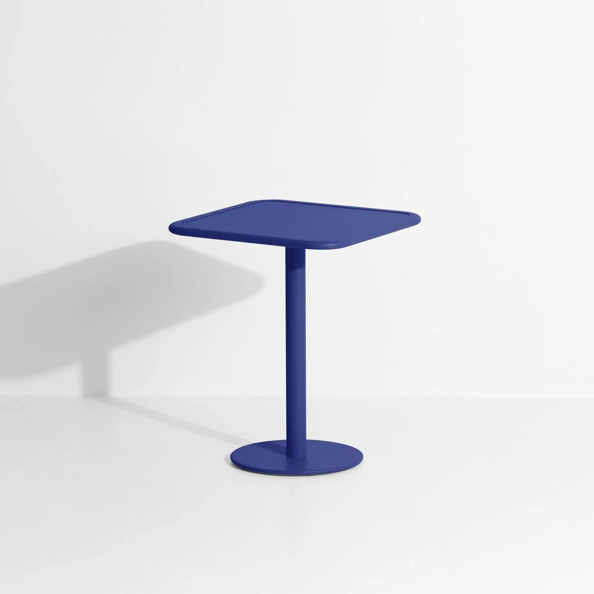 Eleganter Week-End Tisch von Petite Friture für stilvolle Gärten.