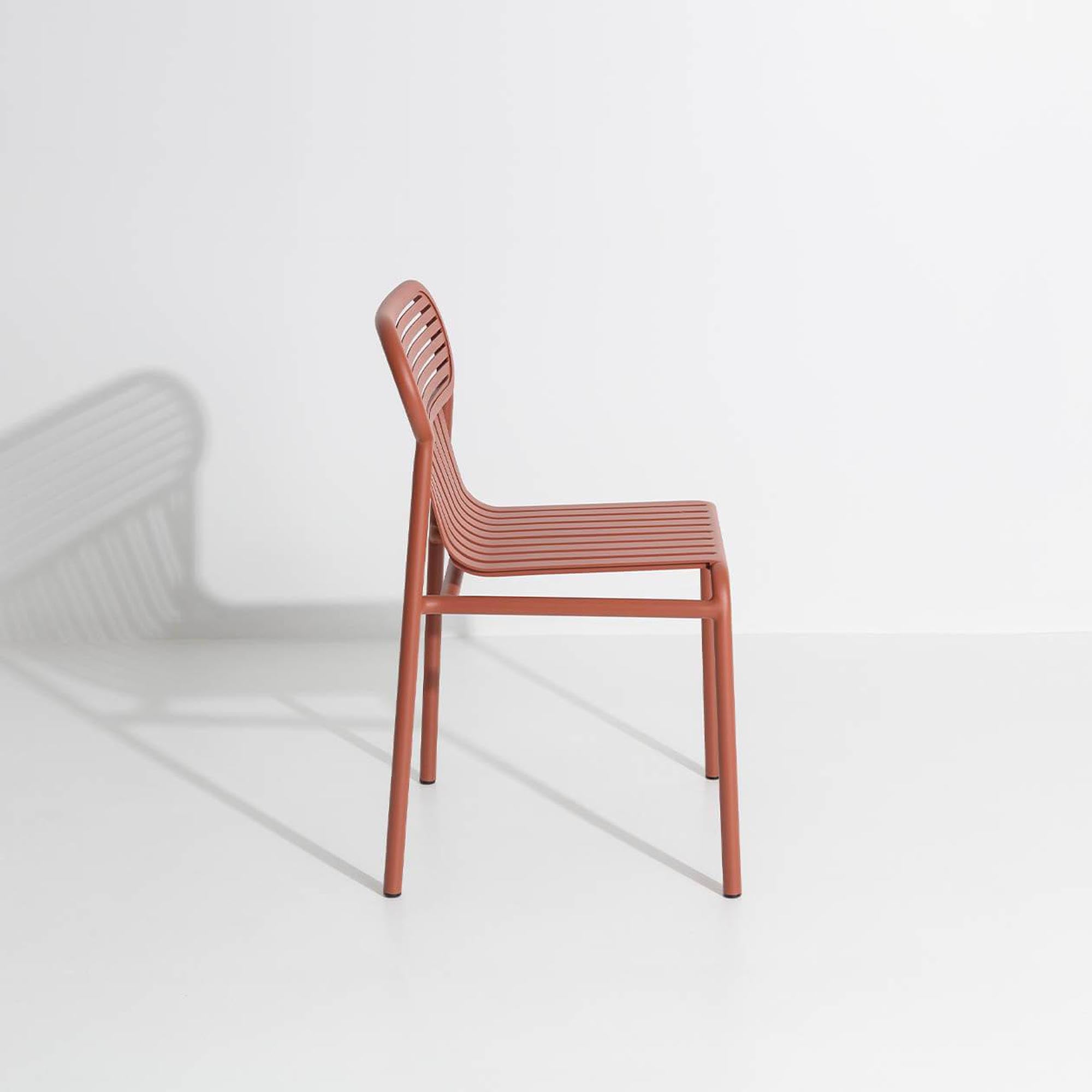 Entdecken Sie den Week-End Gartenstuhl von Petite Friture: zeitloses Design, robustes Aluminium und vielseitige Farboptionen für jeden Garten.