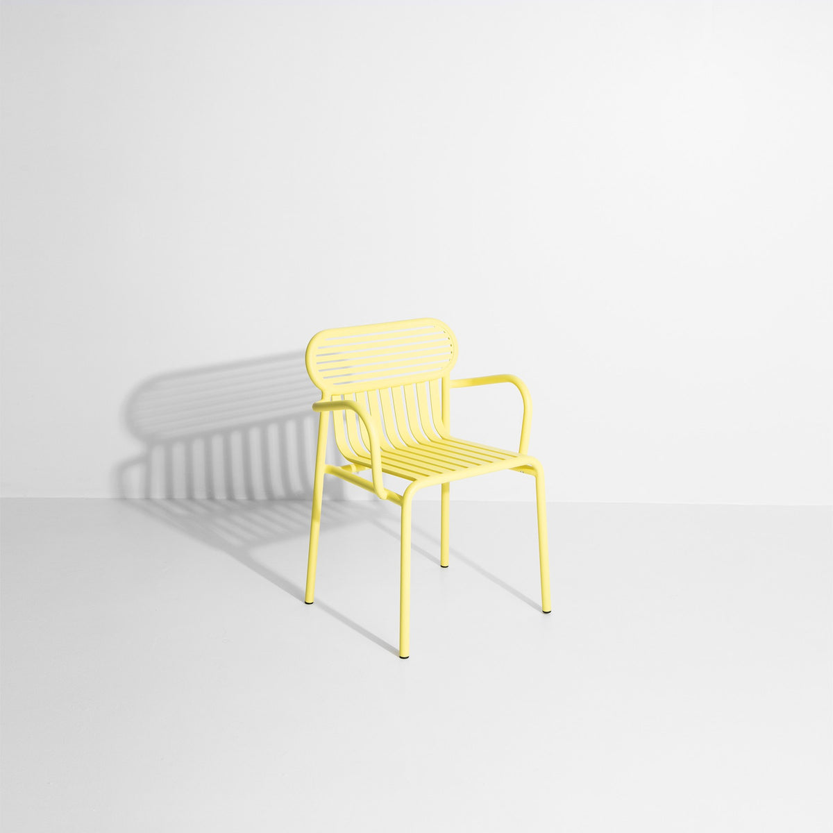 Week-End Gartenstuhl mit Armlehne in Yellow präsentiert im Onlineshop von KAQTU Design AG. Gartenstuhl mit Armlehnen ist von Petite Friture