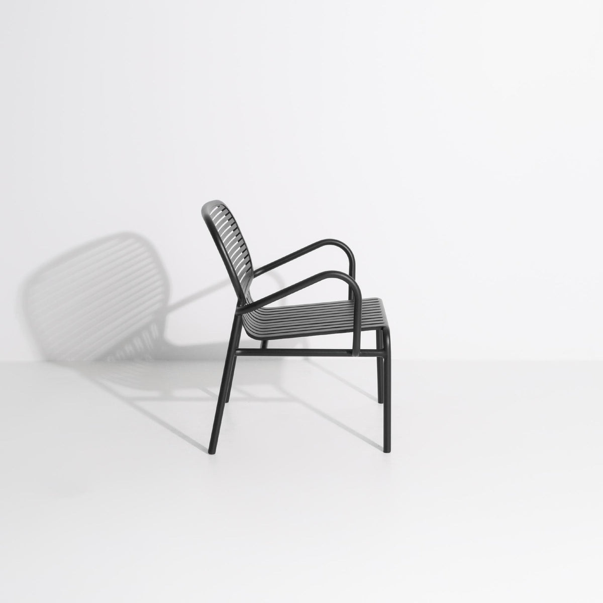 Week-End Garten Lounger in Black präsentiert im Onlineshop von KAQTU Design AG. Outdoor-Sessel mit Armlehnen ist von Petite Friture