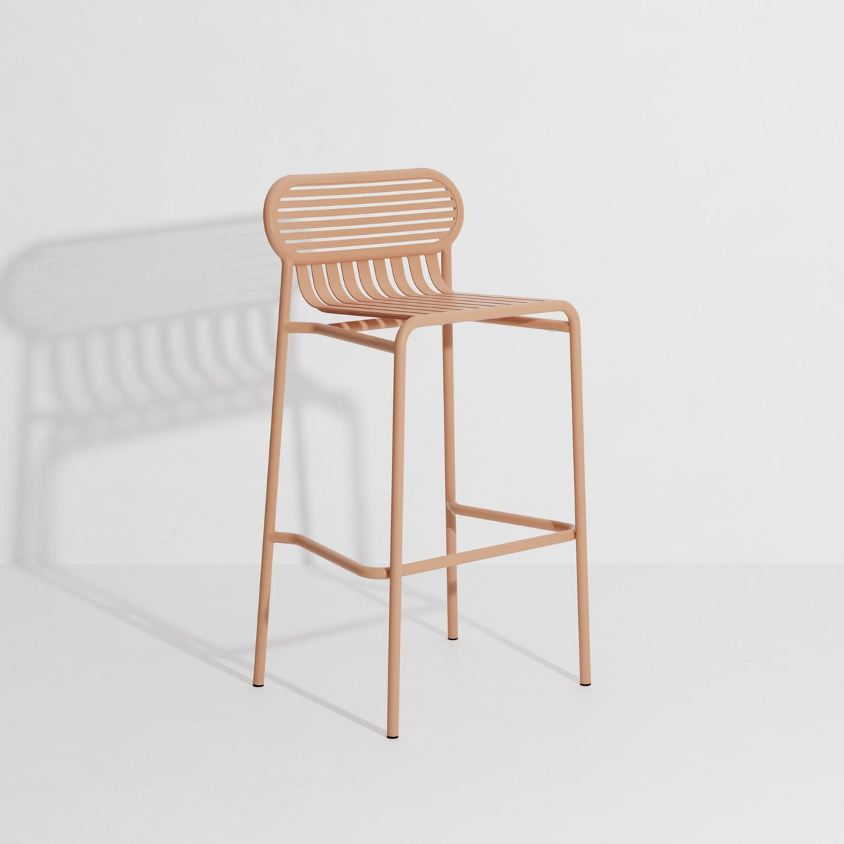 Week-End Garten Lounger in Blush präsentiert im Onlineshop von KAQTU Design AG. Outdoor-Sessel mit Armlehnen ist von Petite Friture
