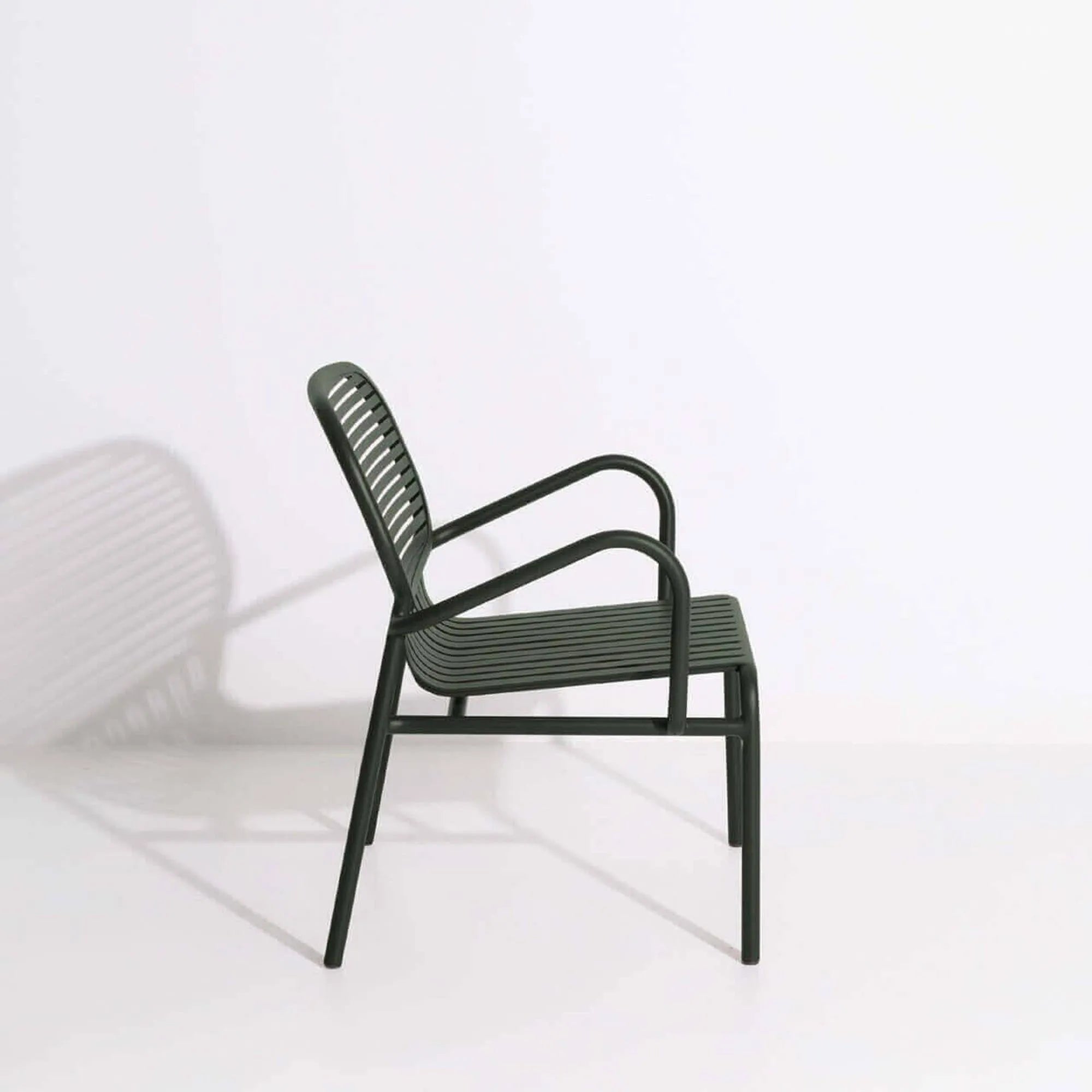 Week-End Lounger: Stilvolle Entspannung für Ihren Garten von Petite Friture.