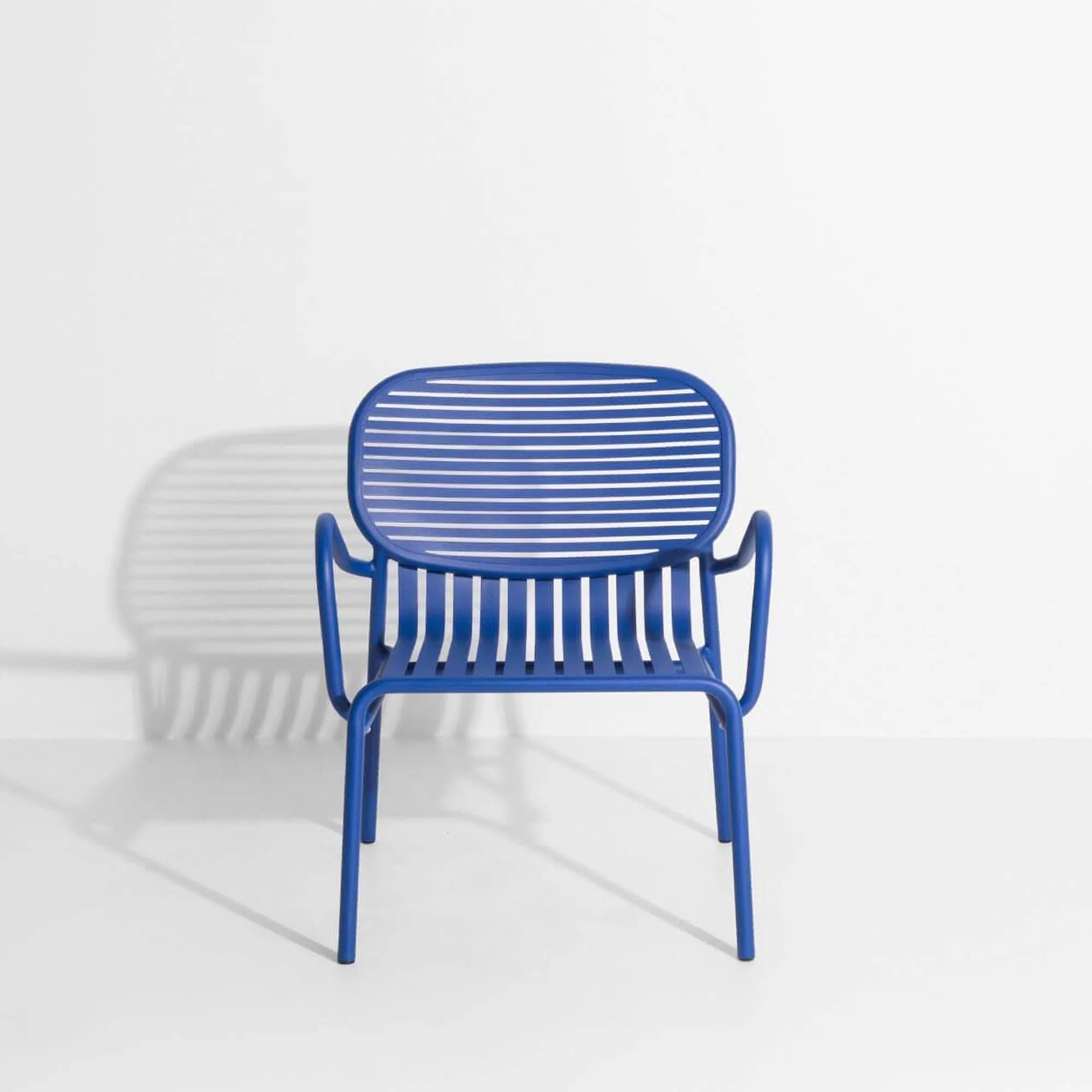 Eleganter Week-End Lounger: Perfekte Gartenruhe von Petite Friture.