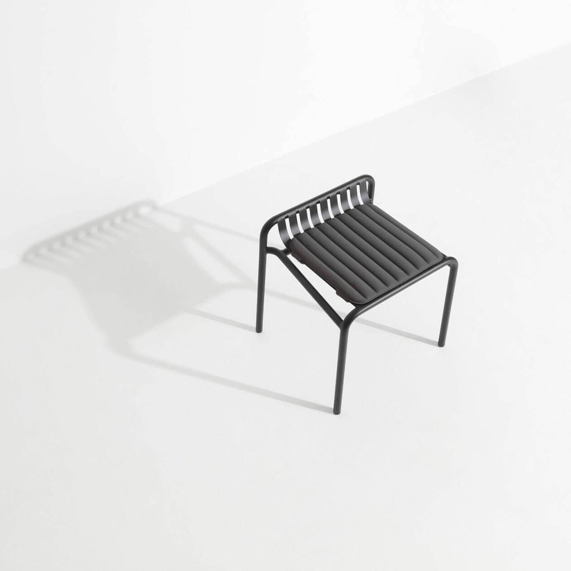 Entdecken Sie den Week-End Gartenhocker von Petite Friture – ein elegantes Möbelstück, das Komfort und Stil für Ihre Gartenlandschaft vereint.