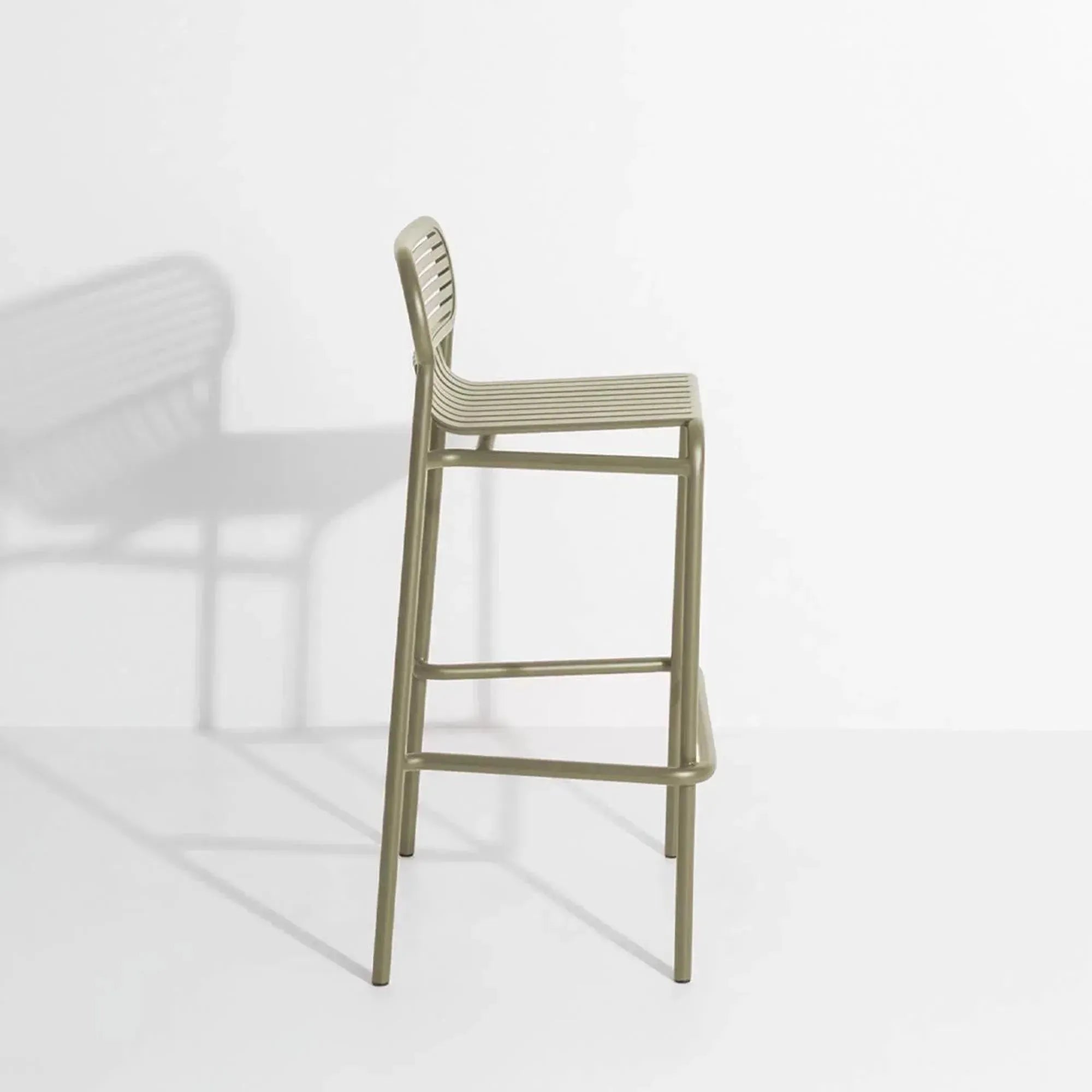 Modernes Design: Week-End Barhocker von Petite Friture für draußen.