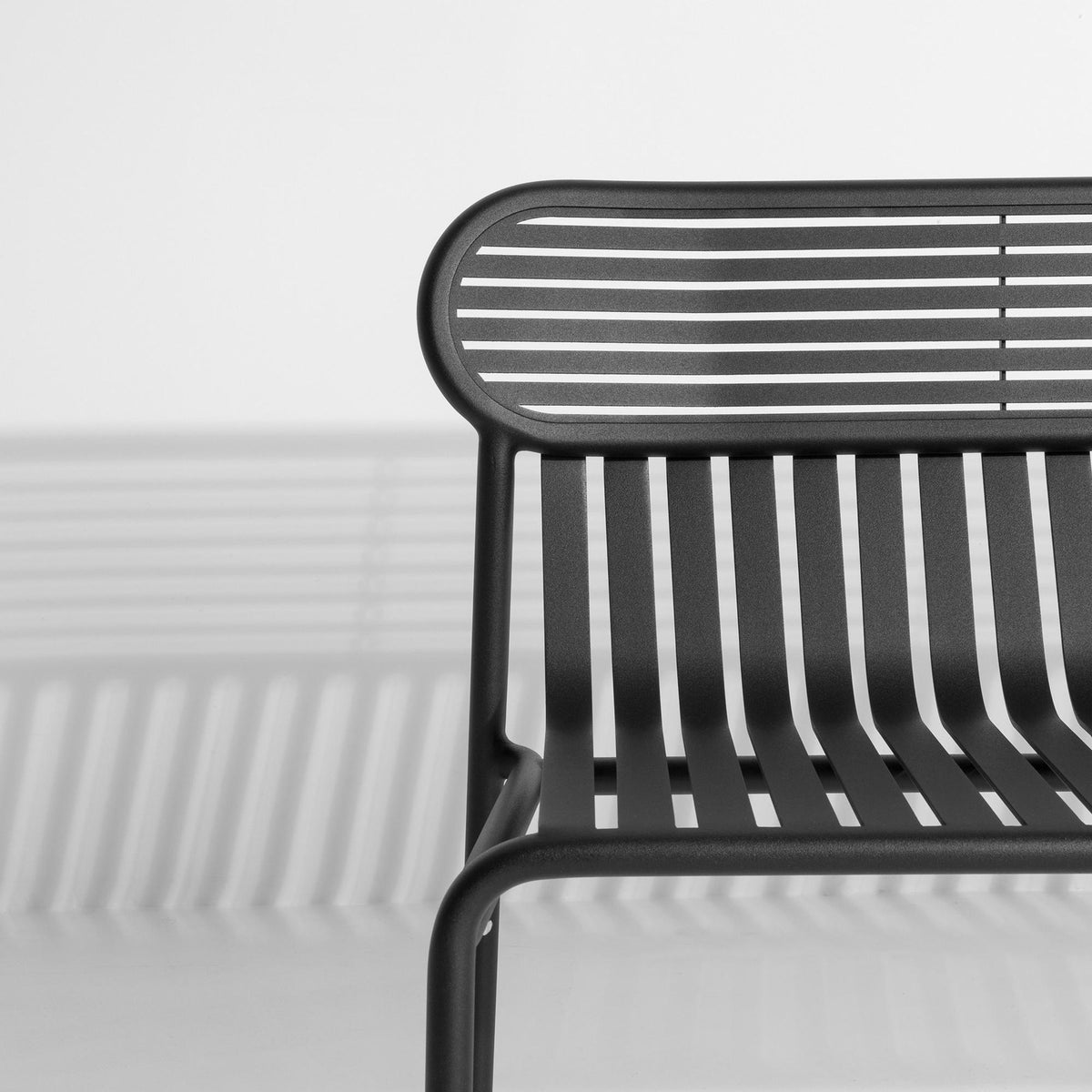 Week-End Gartenbank in Black präsentiert im Onlineshop von KAQTU Design AG. Gartenbank ist von Petite Friture