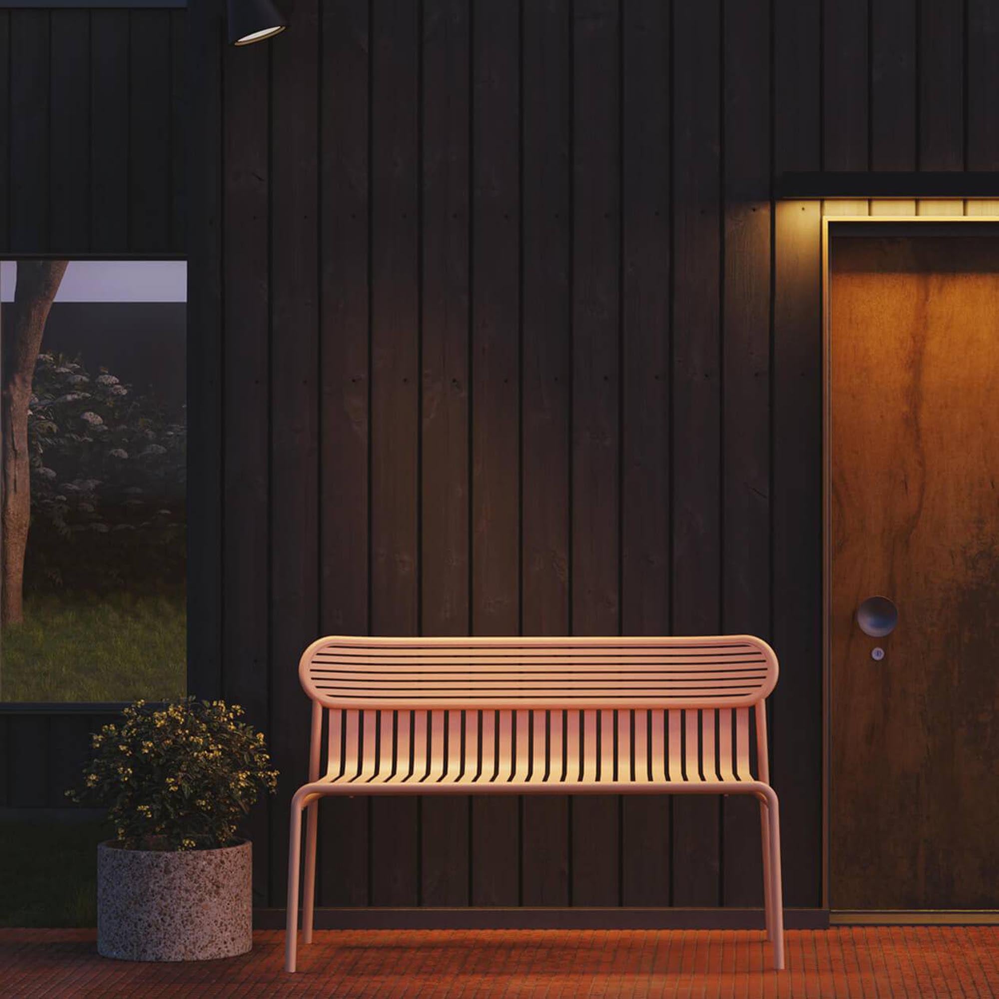 Stilvolle Week-End Gartenbank von Petite Friture, gefertigt aus robustem Aluminium. Wählen Sie aus 9 Farben und genießen Sie zusätzlichen Komfort mit optionalen Kissen.