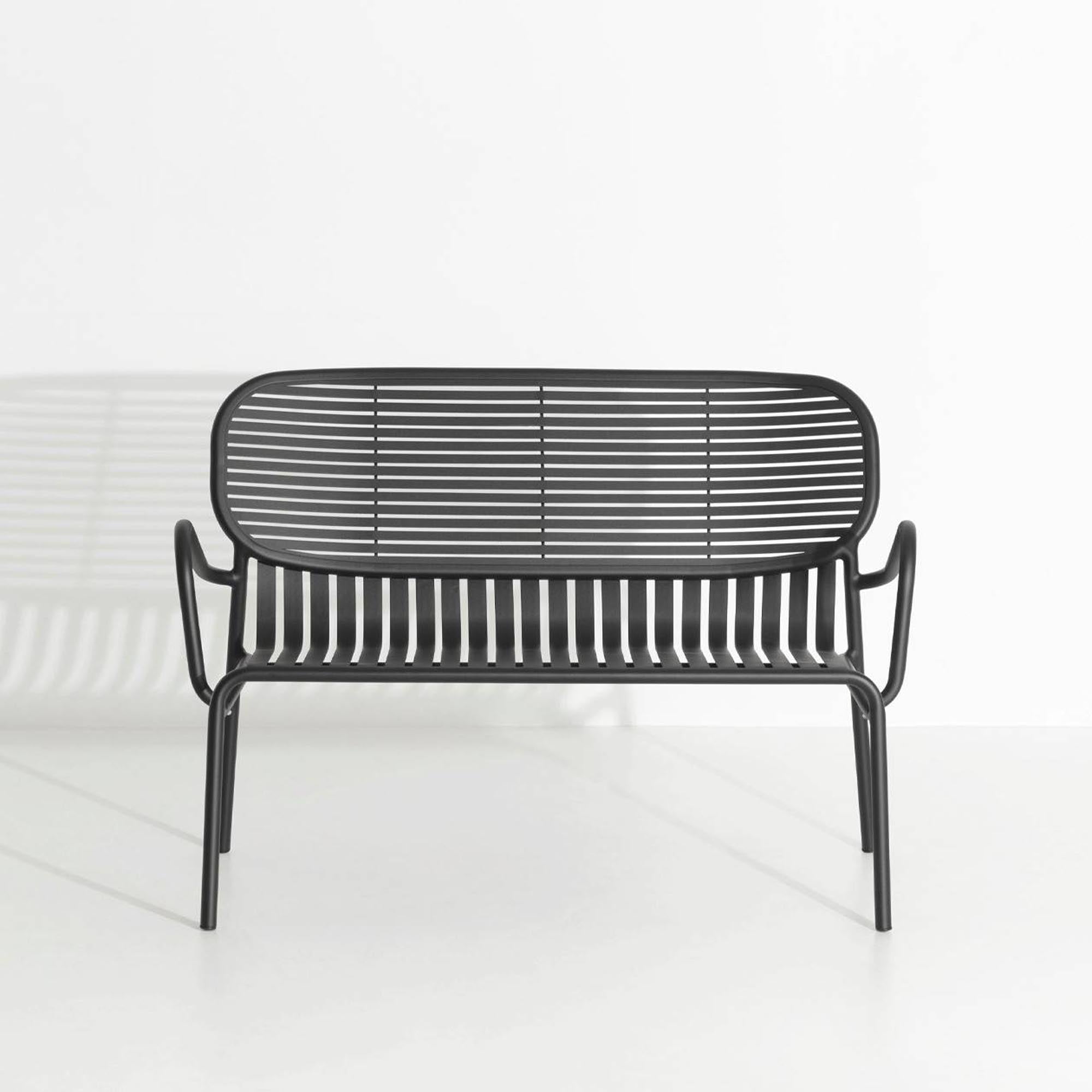 Die Week-End Gartenbank von Petite Friture, aus UV-beständigem Aluminium, bietet Komfort mit Armlehnen und ist in 9 Farben erhältlich.
