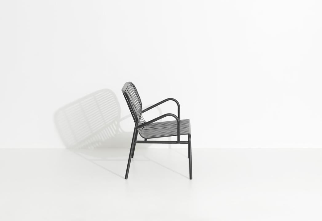 Week-End Gartenbank mit Armlehne in Black präsentiert im Onlineshop von KAQTU Design AG. Gartenbank ist von Petite Friture