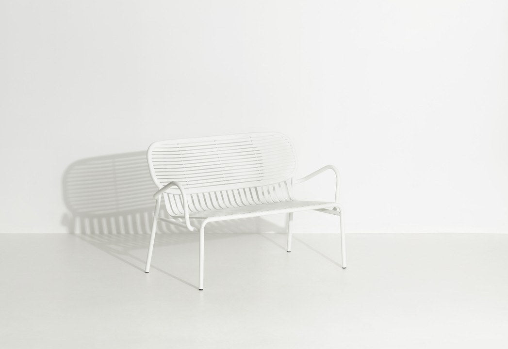 Week-End Gartenbank mit Armlehne in White präsentiert im Onlineshop von KAQTU Design AG. Gartenbank ist von Petite Friture