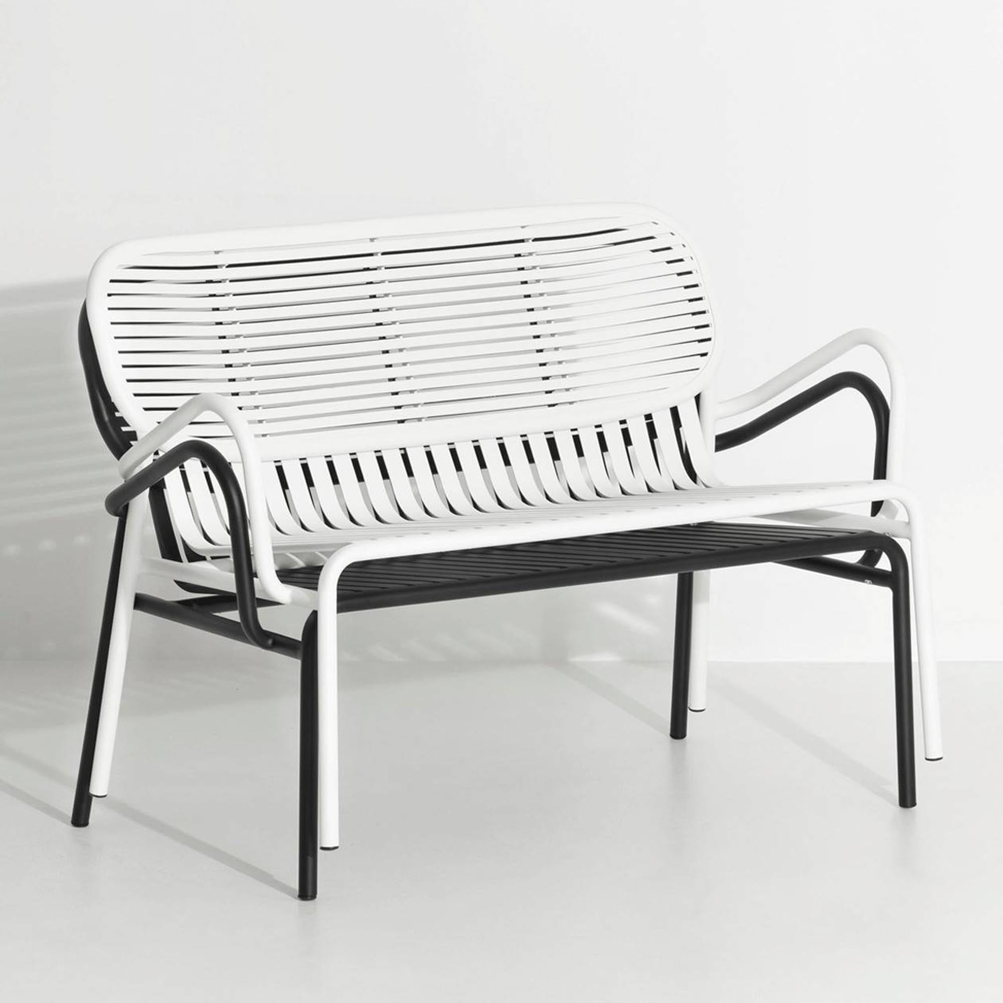 Elegante Week-End Gartenbank mit komfortablen Armlehnen von Petite Friture – ideal für entspannte Stunden im Freien.