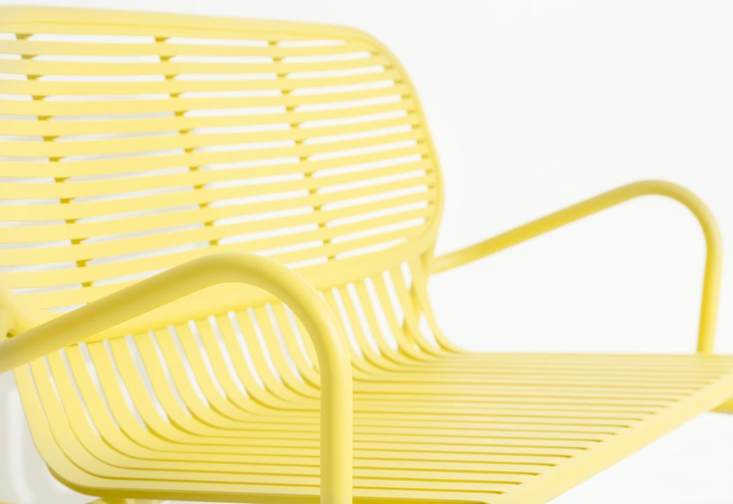 Week-End Gartenbank mit Armlehne in Yellow präsentiert im Onlineshop von KAQTU Design AG. Gartenbank ist von Petite Friture