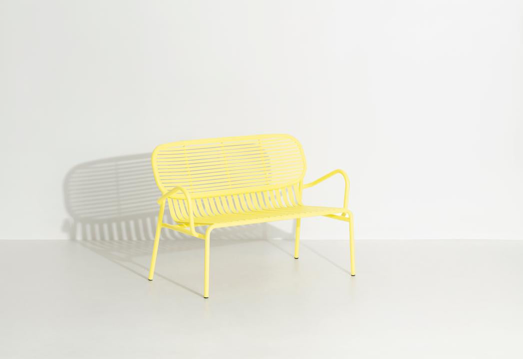 Week-End Gartenbank mit Armlehne in Yellow präsentiert im Onlineshop von KAQTU Design AG. Gartenbank ist von Petite Friture