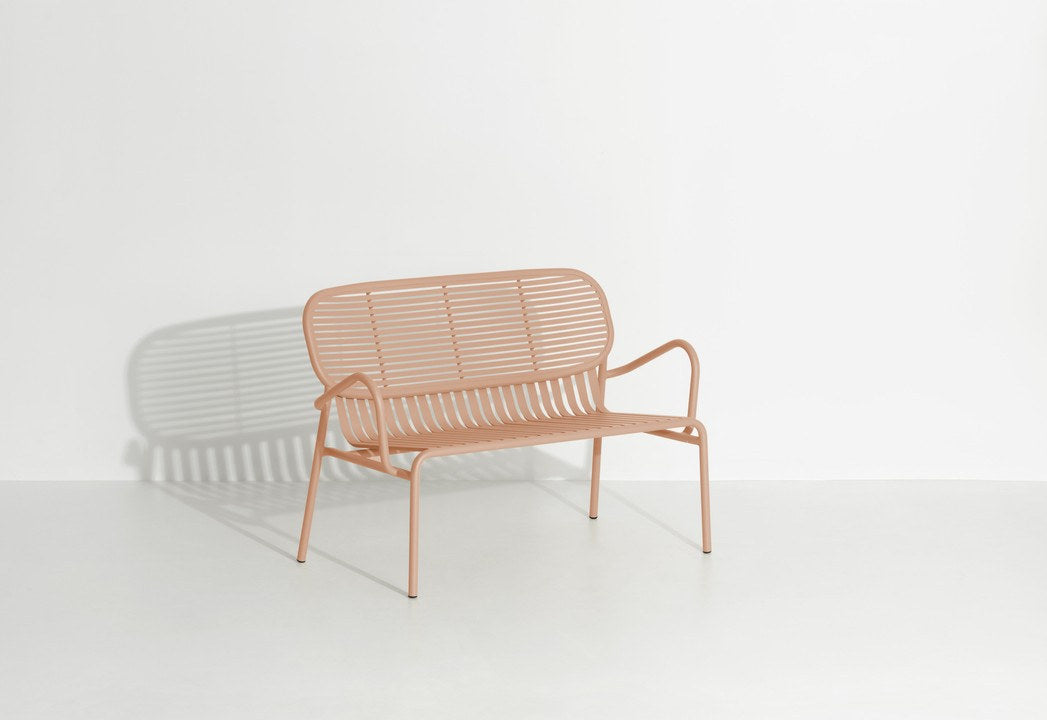 Week-End Gartenbank mit Armlehne in Blush präsentiert im Onlineshop von KAQTU Design AG. Gartenbank ist von Petite Friture