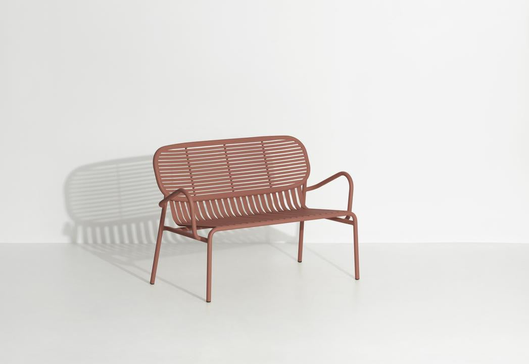 Week-End Gartenbank mit Armlehne in Terracotta präsentiert im Onlineshop von KAQTU Design AG. Gartenbank ist von Petite Friture