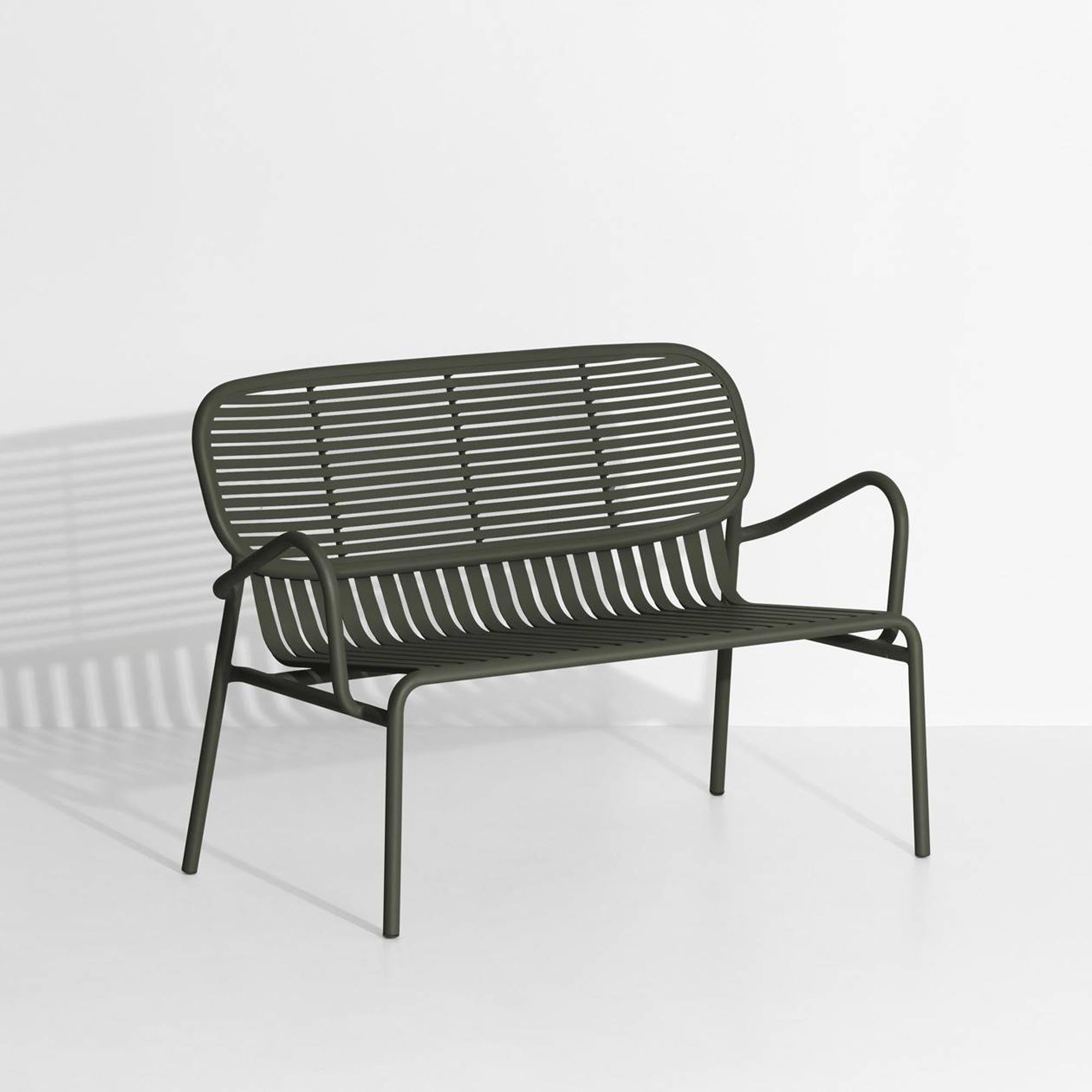 Elegante Week-End Gartenbank mit komfortablen Armlehnen von Petite Friture – ideal für entspannte Stunden im Freien.
